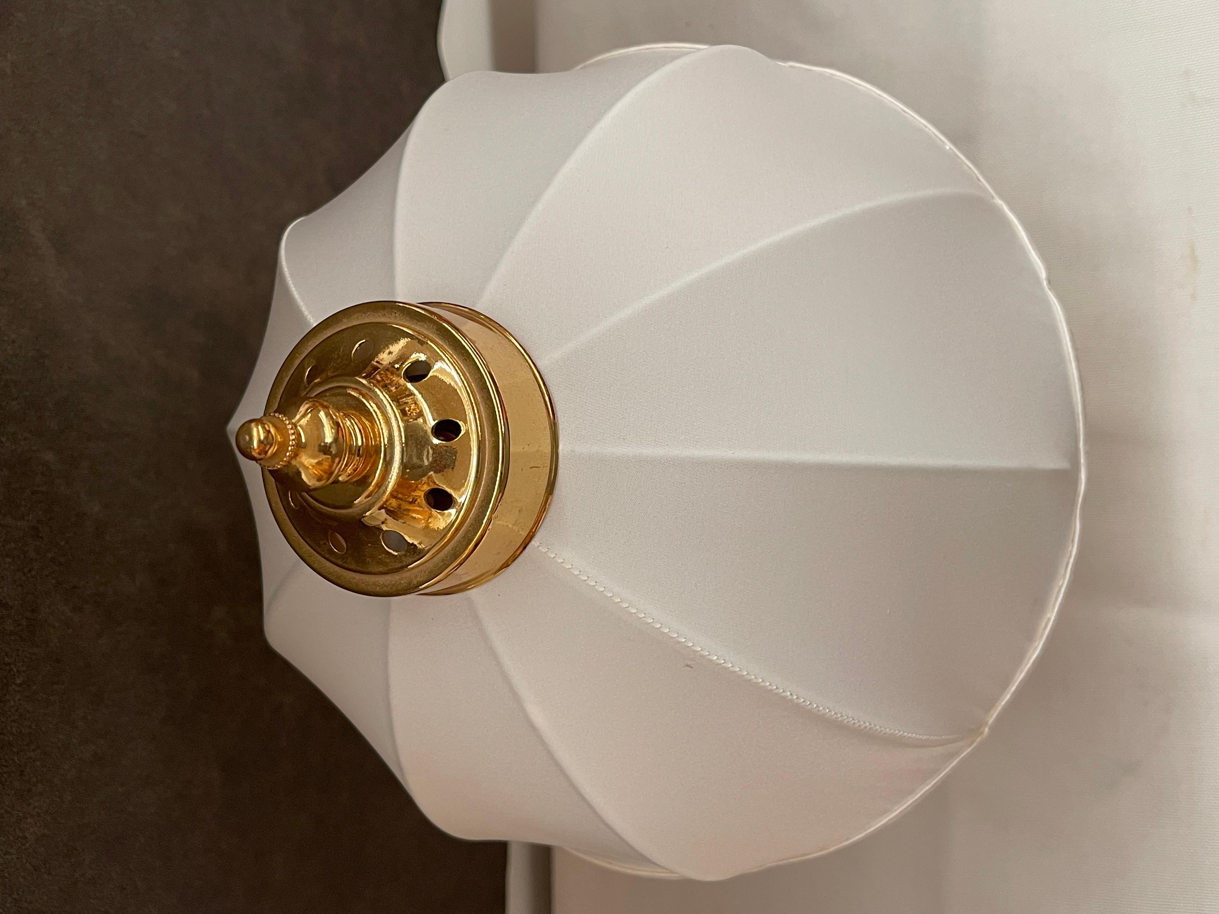 Coppia di lampade da tavolo in ottone e tessuto in stile classico italiano in vendita 2