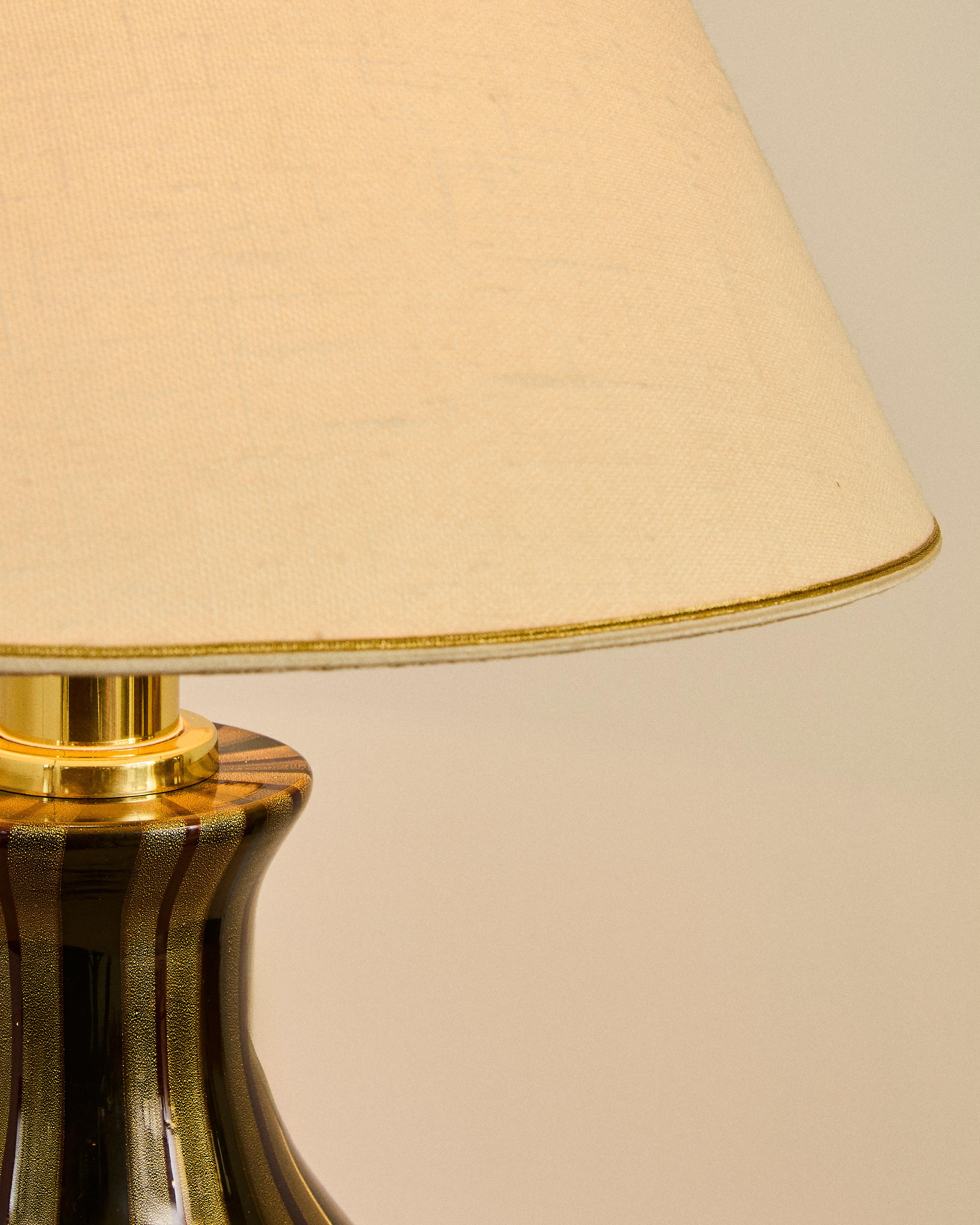 Mid-Century Modern Paire de lampes de table en laiton et verre de Murano, années 1970. en vente