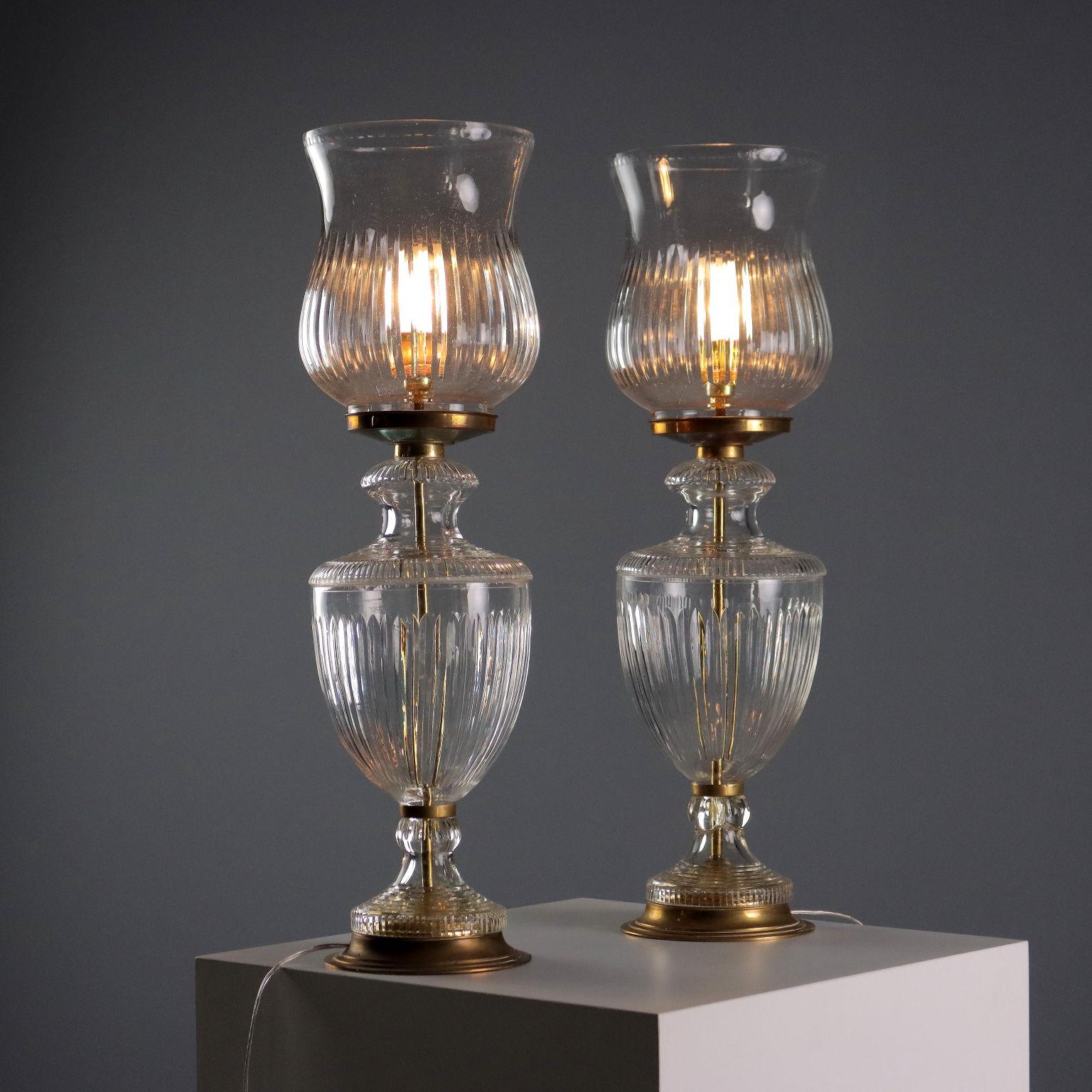 Paire de lampes de table en verre transparent travaillé, rotation dans le verre de la base d'une des deux lampes. Base et structure en laiton.
Italie, 20e siècle. (Prise E14)