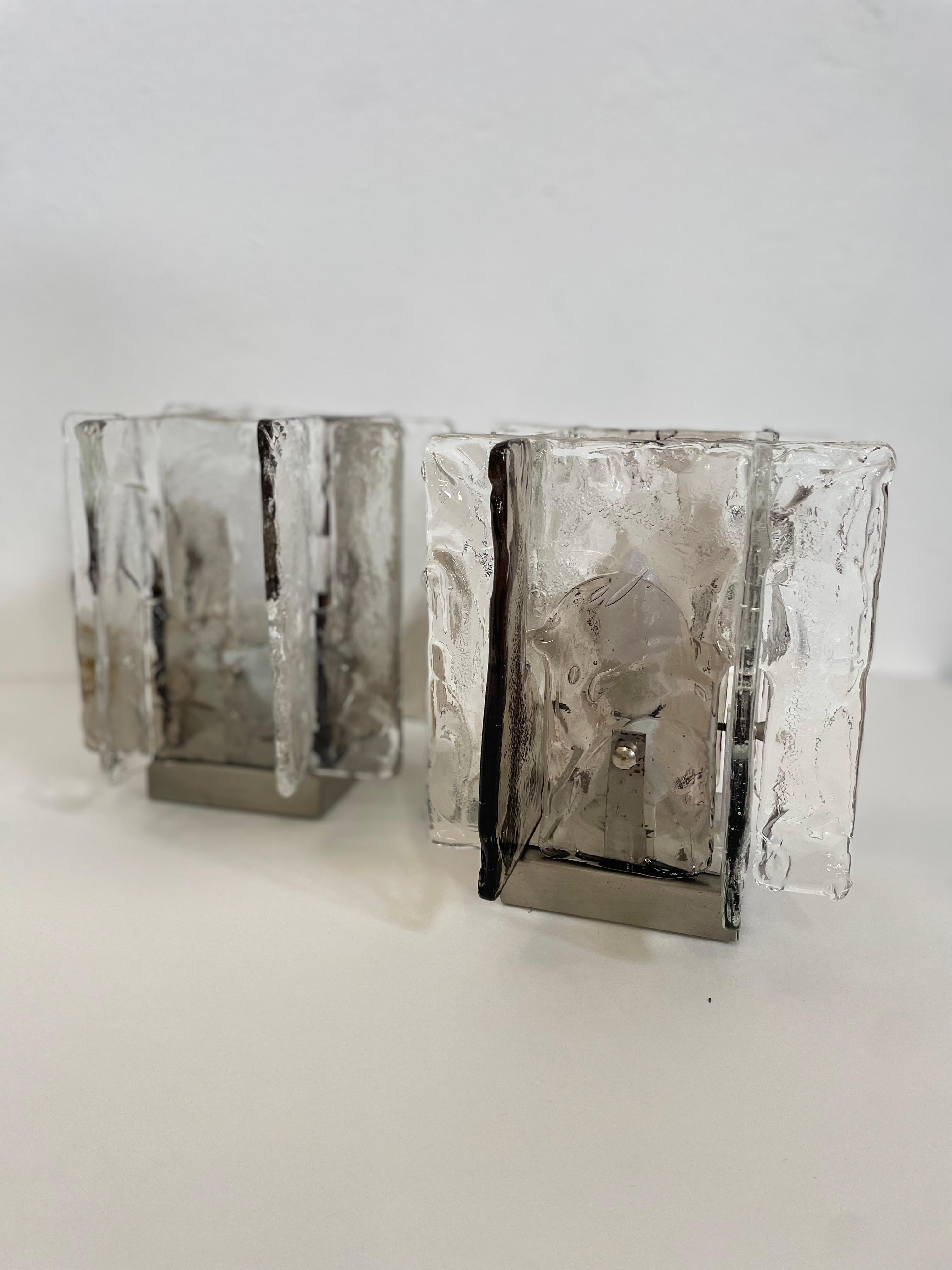 Pair of murano glass table lamps, designer Carlo Nason and produced by Mazzega in the 1970s.
In excellent and working condition as evidenced by the photographs, the glass does not have, cracks, breaks or chips.
Perfect for a home decorated with care