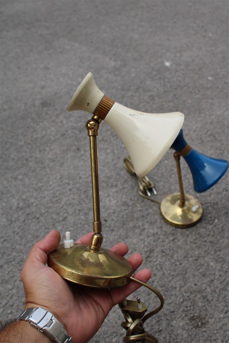 Coppia di lampade da Tavolo Italia 1950 in Ottone e Metallo smaltato Blu e Beige For Sale 5