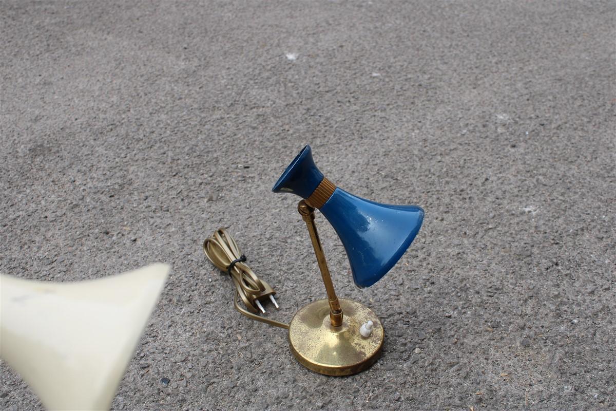 Coppia di lampade da Tavolo Italia 1950 in Ottone e Metallo smaltato Blu e Beige For Sale 6