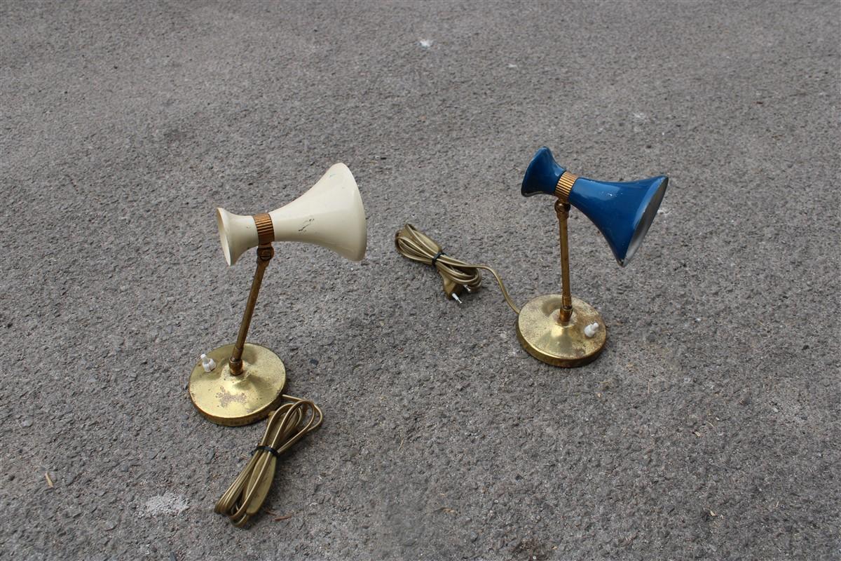 Mid-Century Modern Coppia di lampade da Tavolo Italia 1950 in Ottone e Metallo smaltato Blu e Beige For Sale