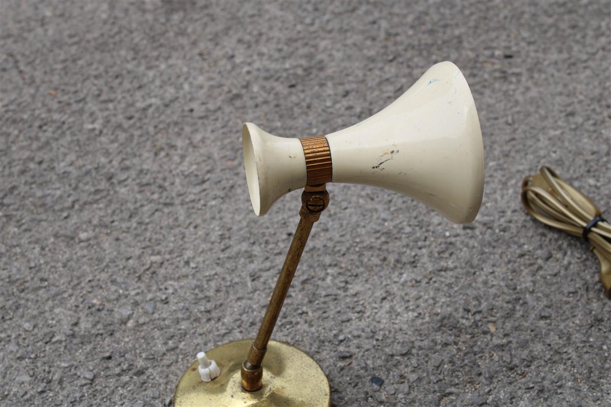 Coppia di lampade da Tavolo Italia 1950 in Ottone e Metallo smaltato Blu e Beige In Good Condition For Sale In Palermo, Sicily