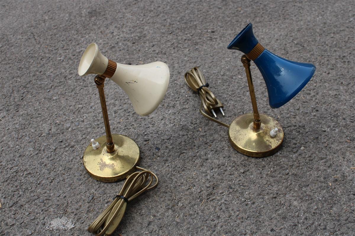 Coppia di lampade da Tavolo Italia 1950 in Ottone e Metallo smaltato Blu e Beige For Sale 2
