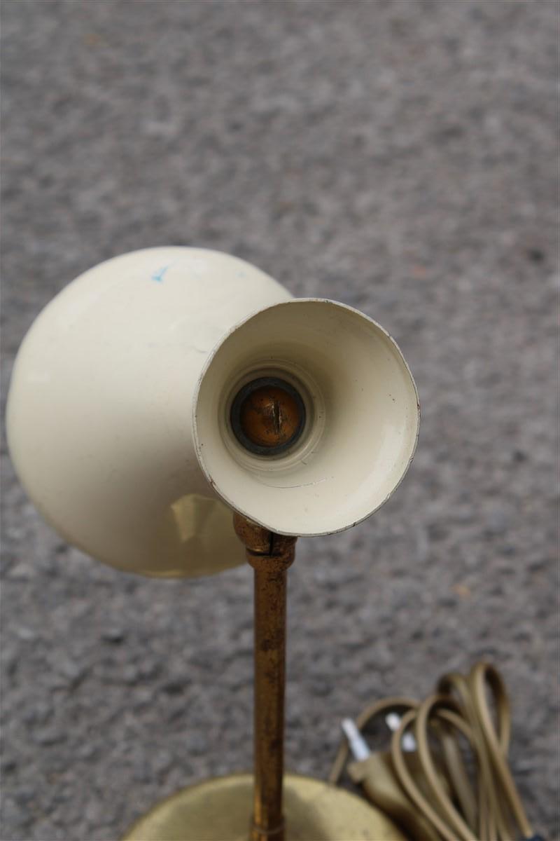 Coppia di lampade da Tavolo Italia 1950 in Ottone e Metallo smaltato Blu e Beige For Sale 3
