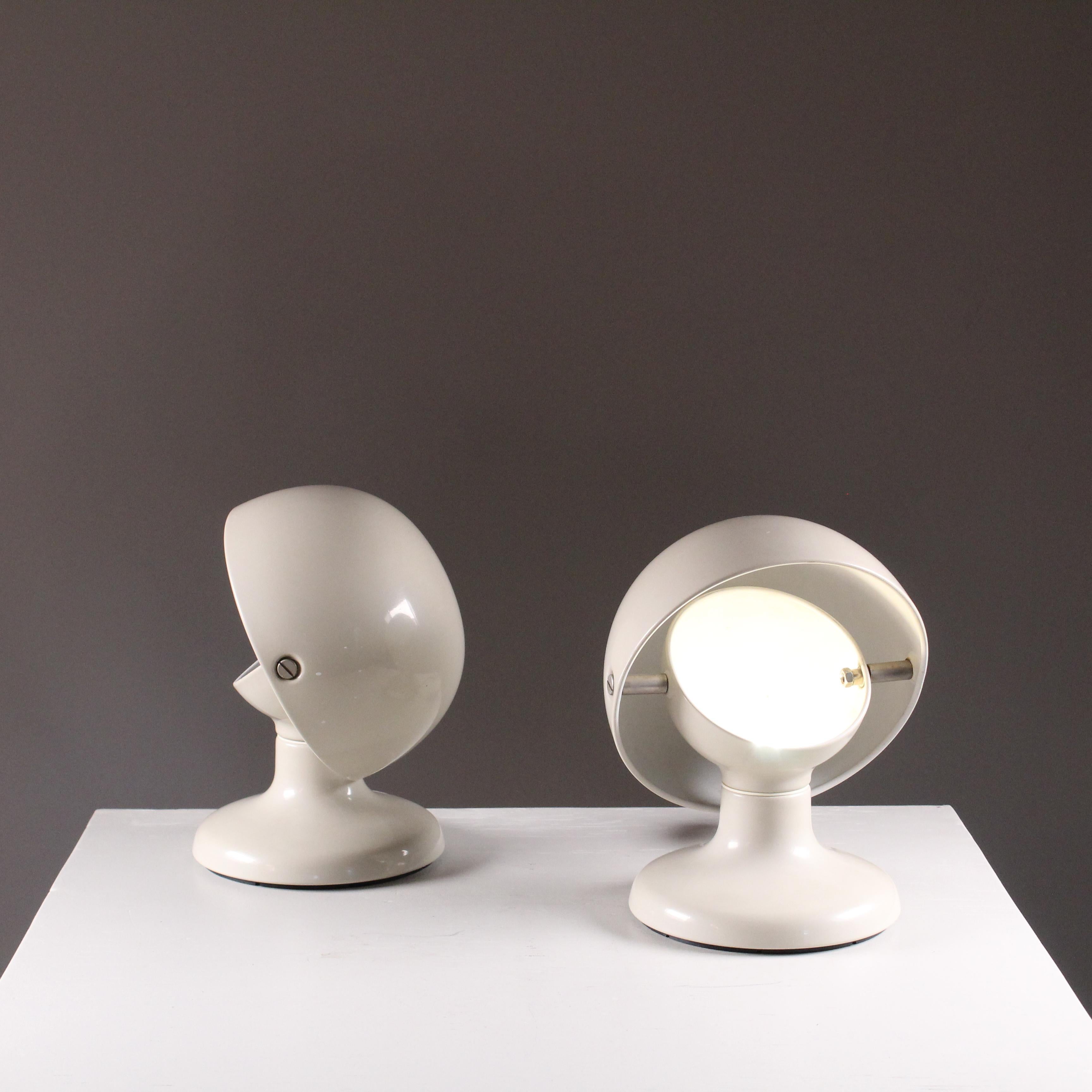 La lampe de table Jucker de Tobia Scarpa pour Flos est une expression élégante du design moderne. Caractérisée par des lignes épurées et une silhouette raffinée, cette lampe offre un éclairage délicat et sophistiqué. Fabriquée avec des matériaux de