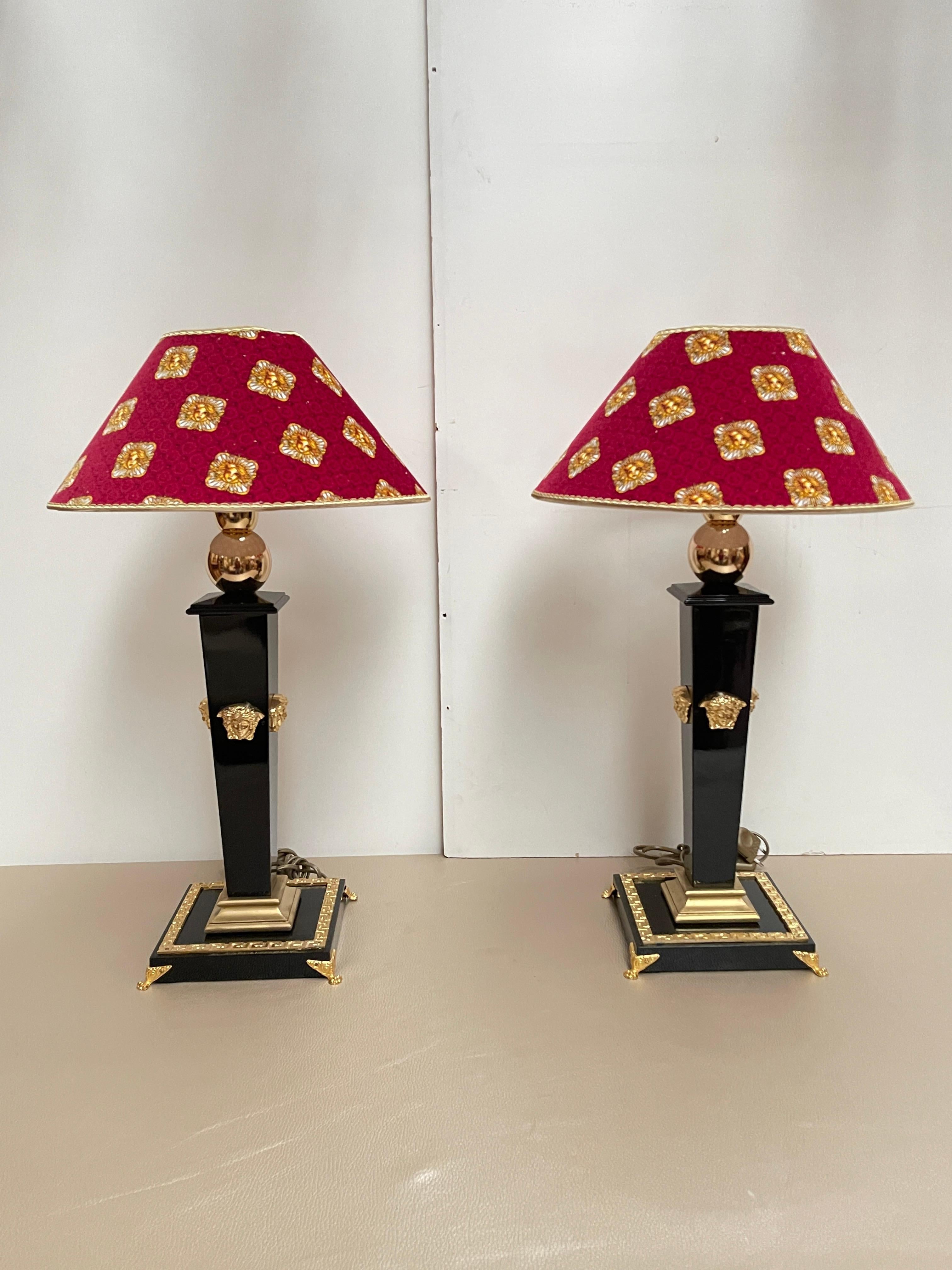 Ensemble raffiné de lampes de table dans le style néoclassique, réalisées avec une base en legno laccato Nero et des détails dorés.
Il design è impreziosito da applicazioni decorative in oro a forma di testa di leone e piedini scolpiti.
Le Calor en