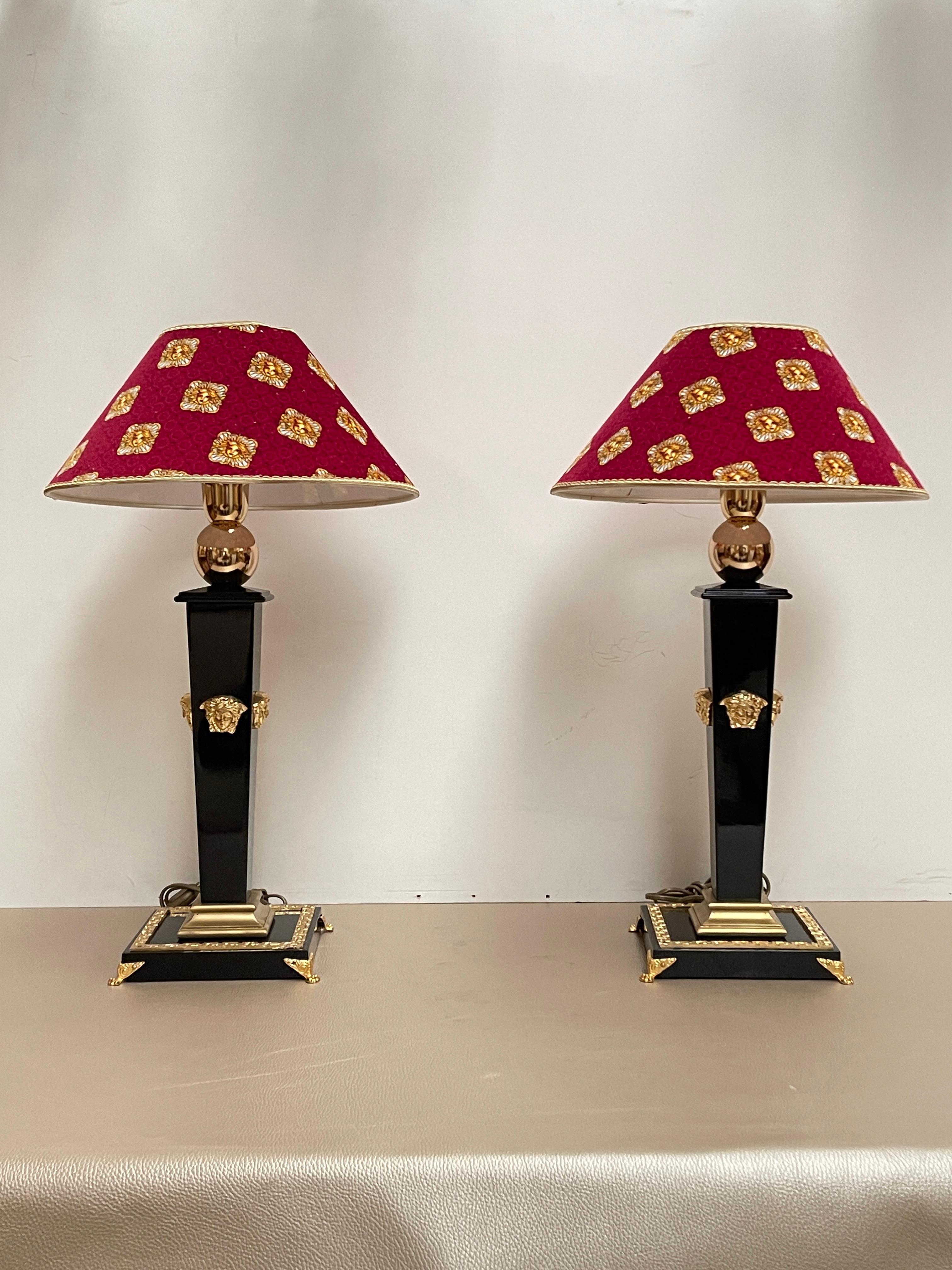 Néo-classique Coppia di Lampade da Tavolo Stile Neoclassico in Nero e Oro - 