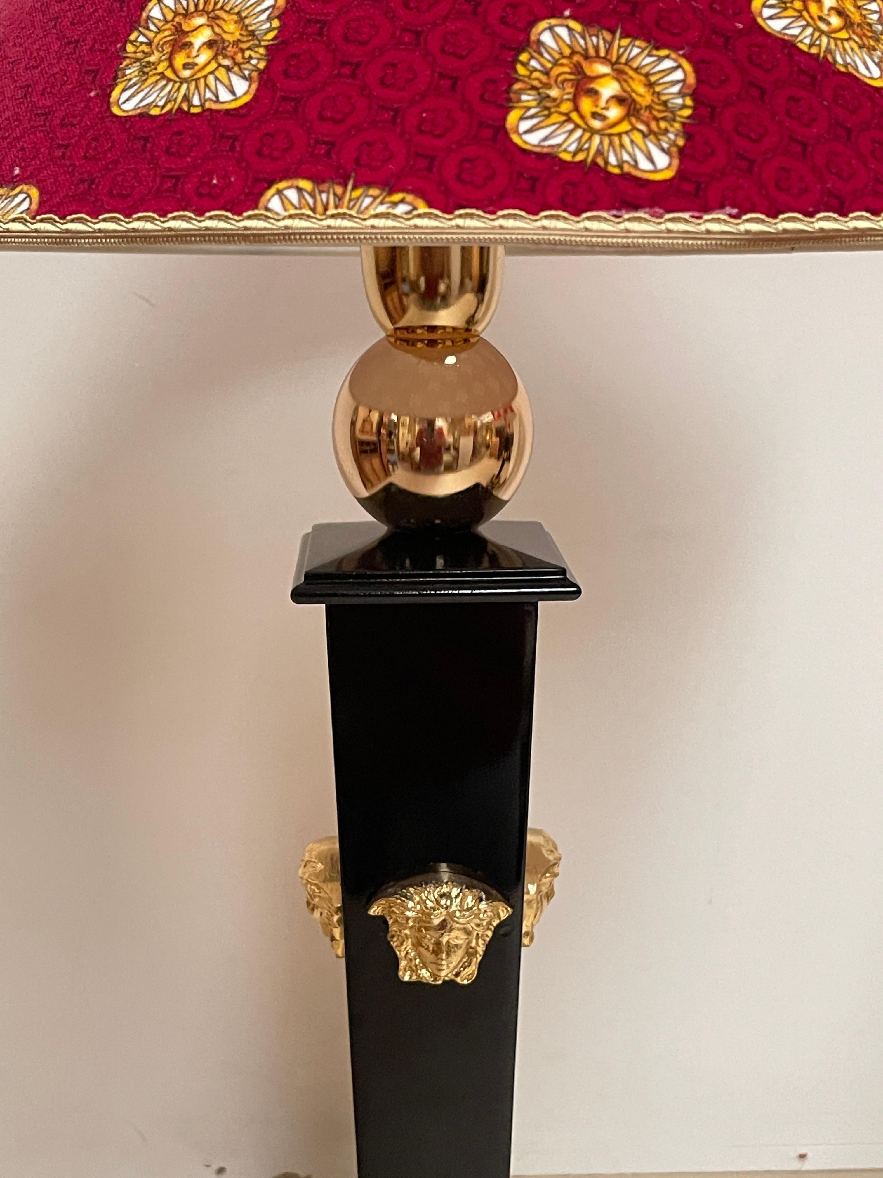 Fait main Coppia di Lampade da Tavolo Stile Neoclassico in Nero e Oro - 