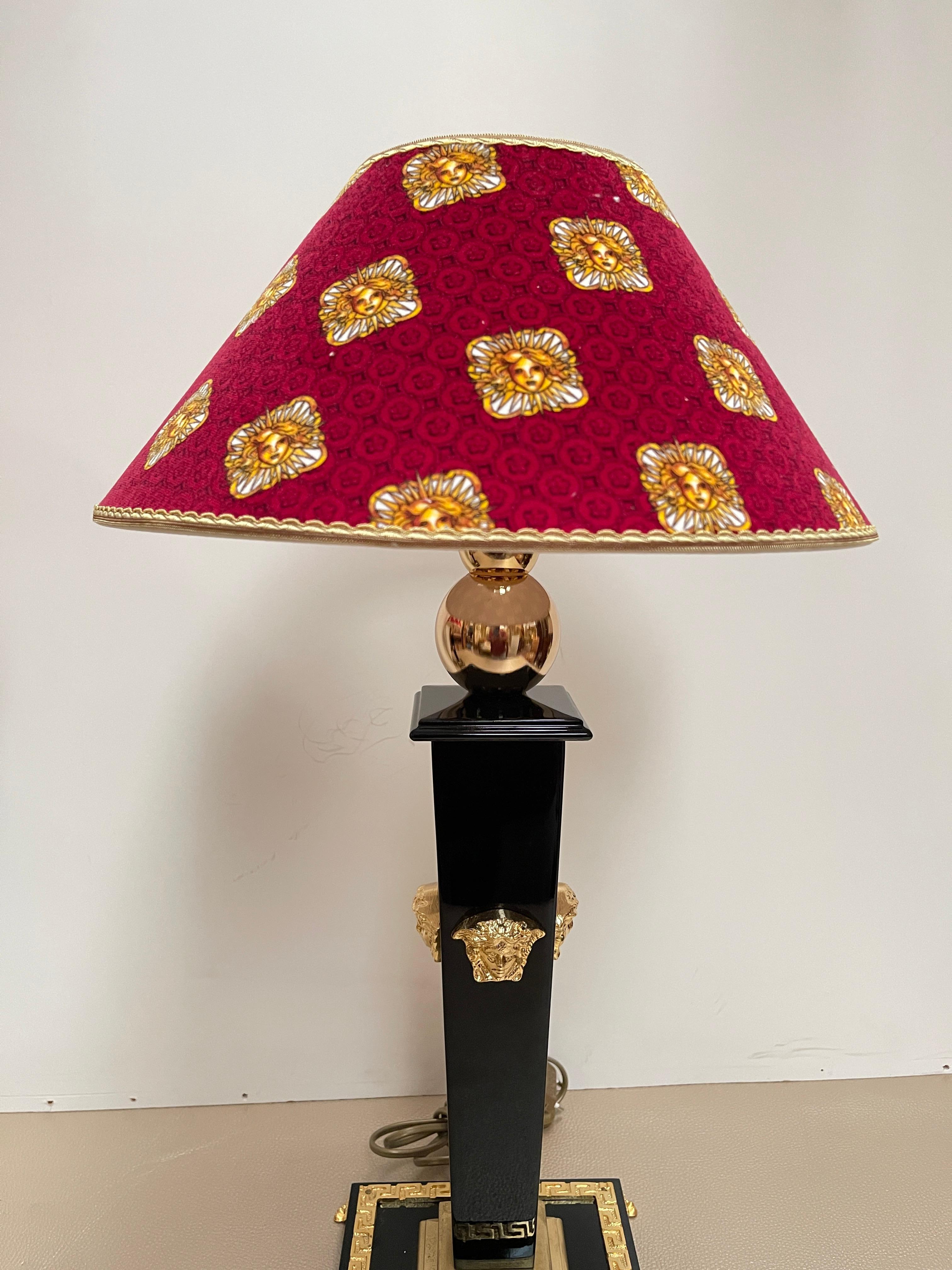 Coppia di Lampade da Tavolo Stile Neoclassico in Nero e Oro - 