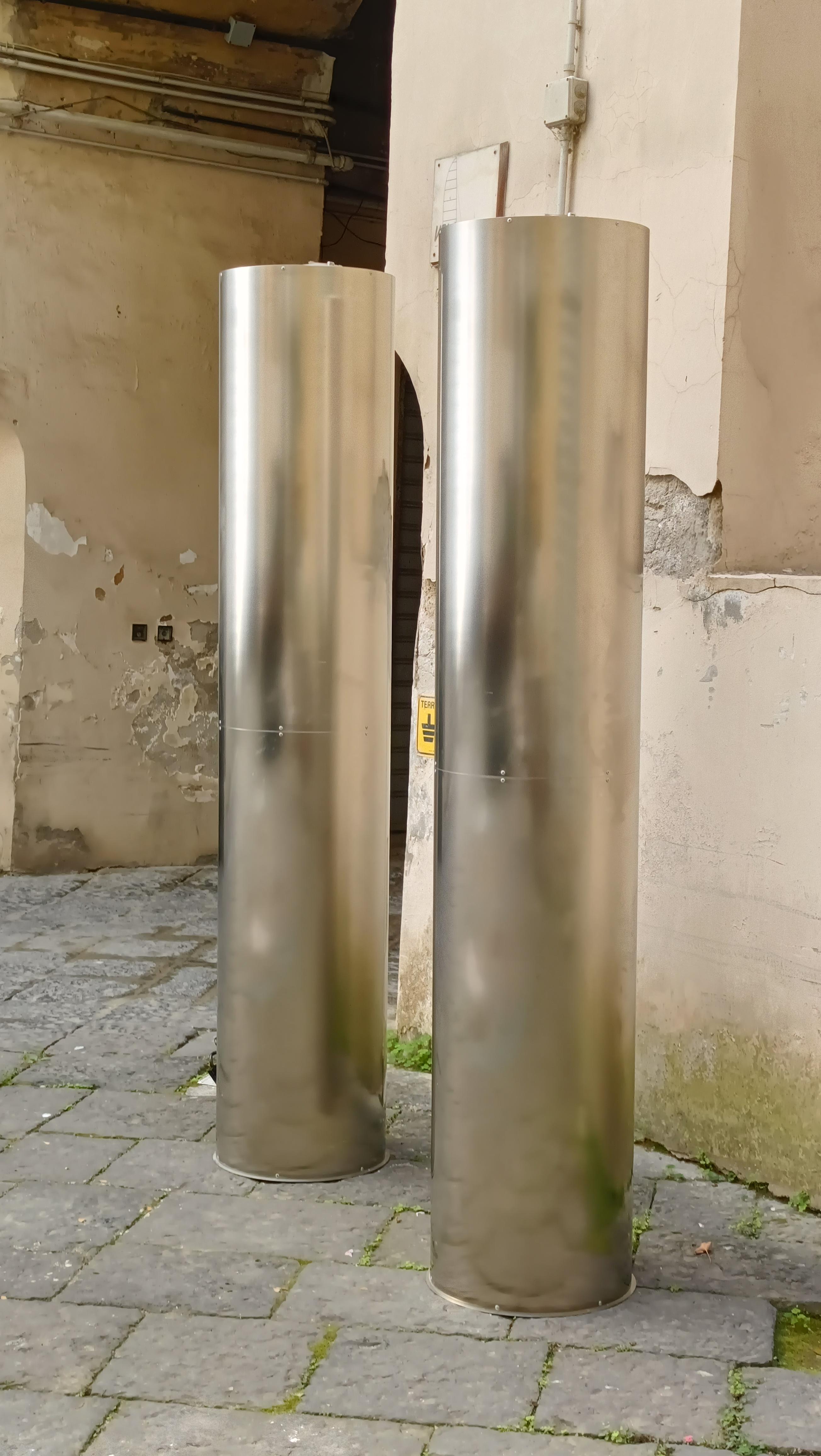 Paar zylindrische Stehlampen aus verchromtem Metall, Italien 1980er im Angebot 2