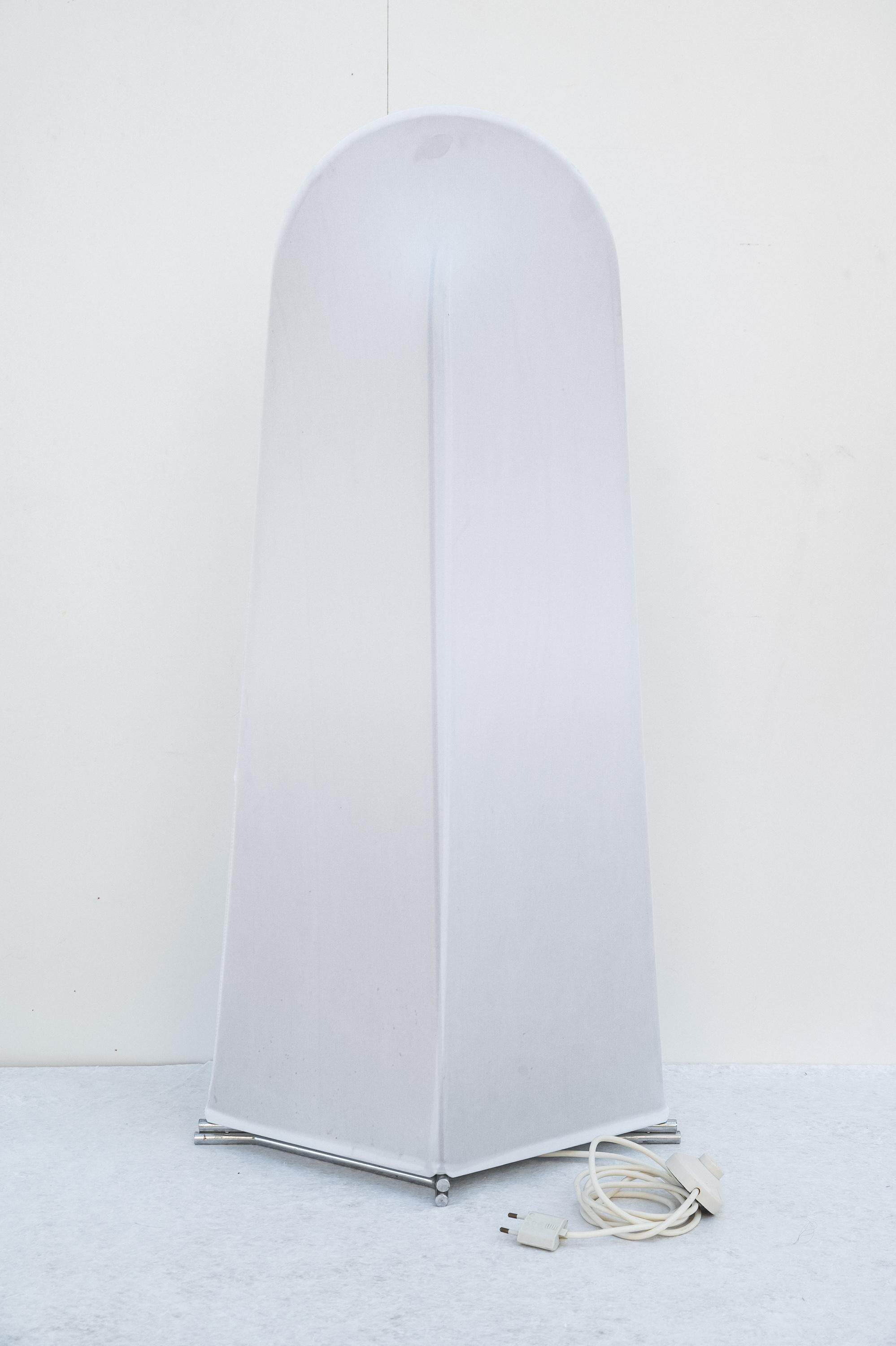 Coppia di Lampade da terra di Kazuki di Kazuhide Takahama per Sirrah, Made in Italy, Anni '80. 
Coppia di Lampade da terra bianche Italiane Anni '80 Modello Kazuki di Kazuhide Takahama per Sirrah. La struttura della lampada è composta da due archi