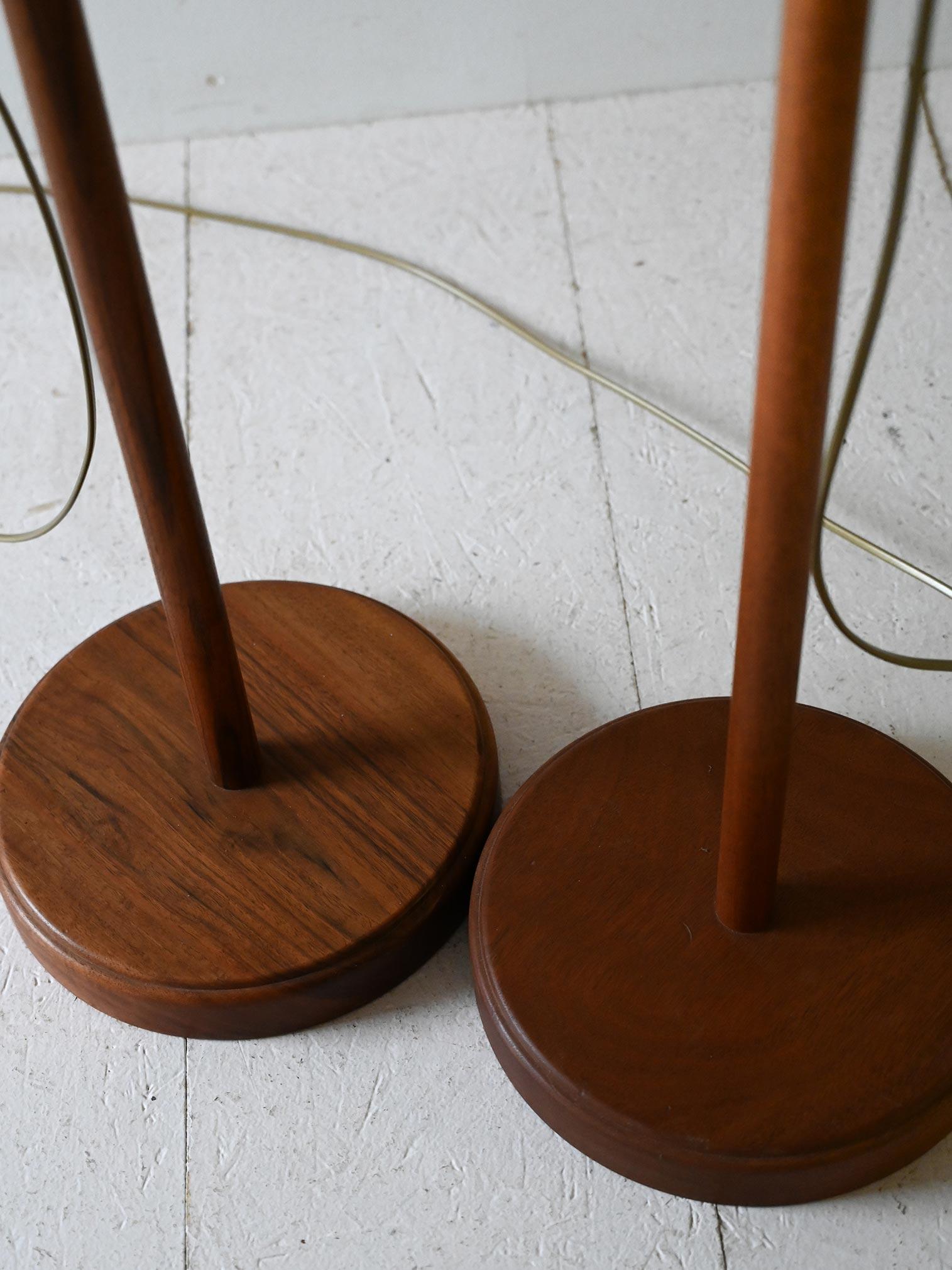 Lampadaires des années 1960 par Carl Malmsten, en teck avec abat-jour en tissu. Un design scandinave essentiel et élégant.

Conçus par Carl Malmsten dans les années 1960, ces lampadaires incarnent l'élégance intemporelle du design scandinave. Le
