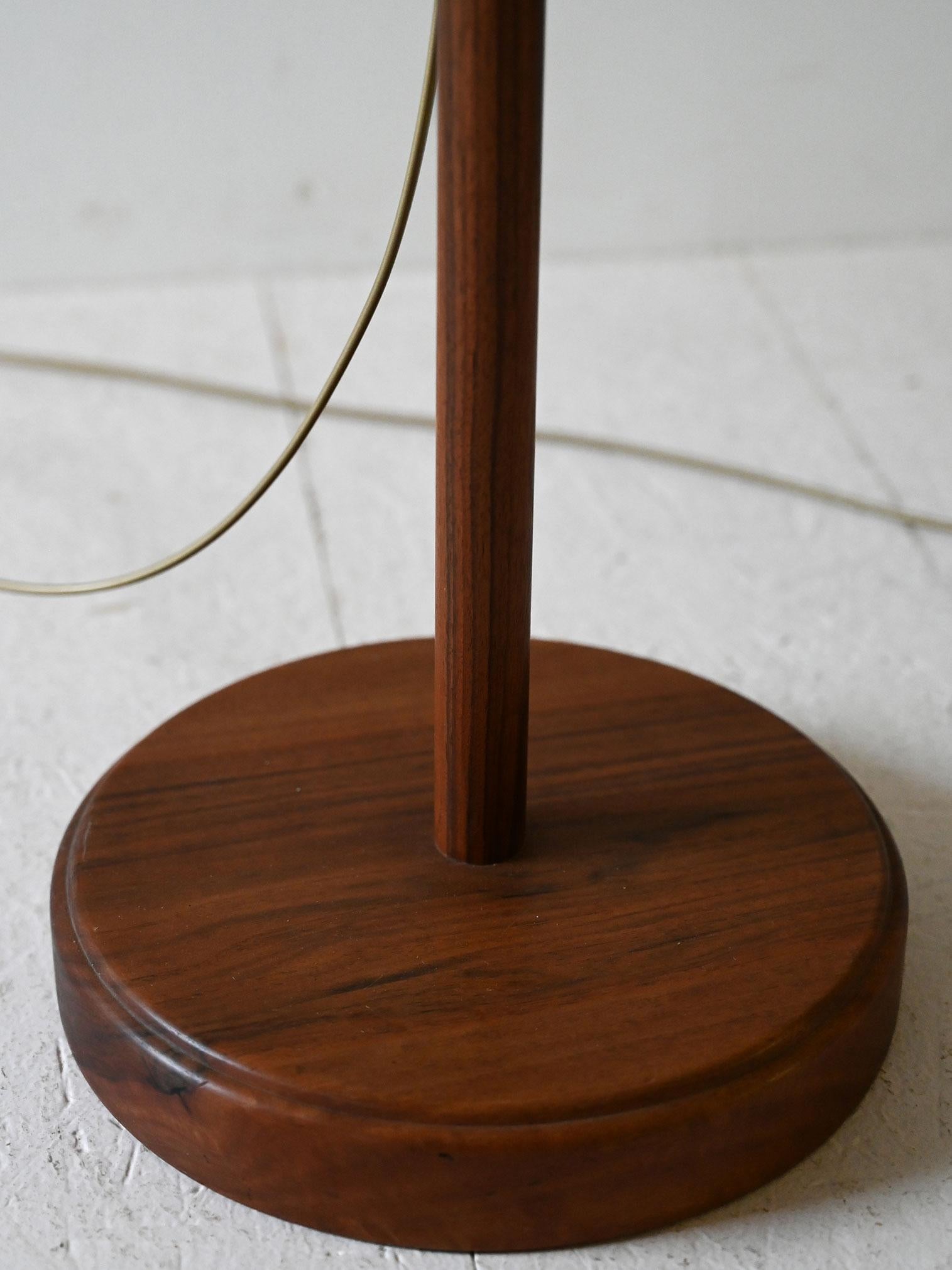 Swedish Paire de lampadaires en teck de Carl Malmsten en vente