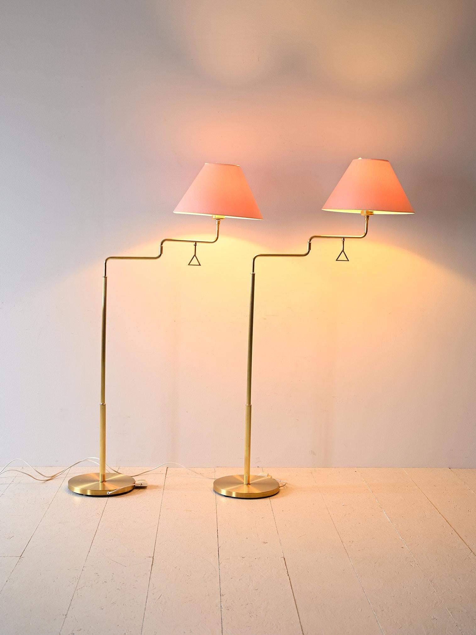Paar skandinavische Stehlampen (Skandinavische Moderne) im Angebot