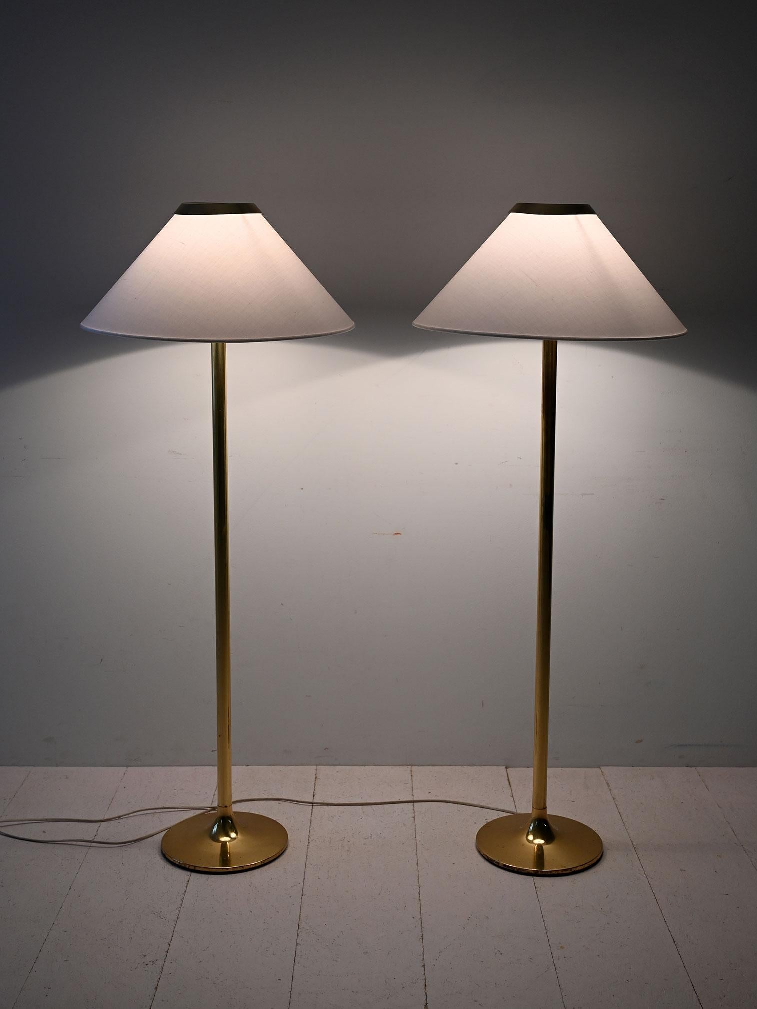 Lampadaires scandinaves vintage, années 1950-70, en laiton avec abat-jour conique.

Élégante paire de lampadaires scandinaves, fabriqués entre les années 1950 et 1970. Le cadre élancé en laiton et l'abat-jour conique blanc avec détail métallique
