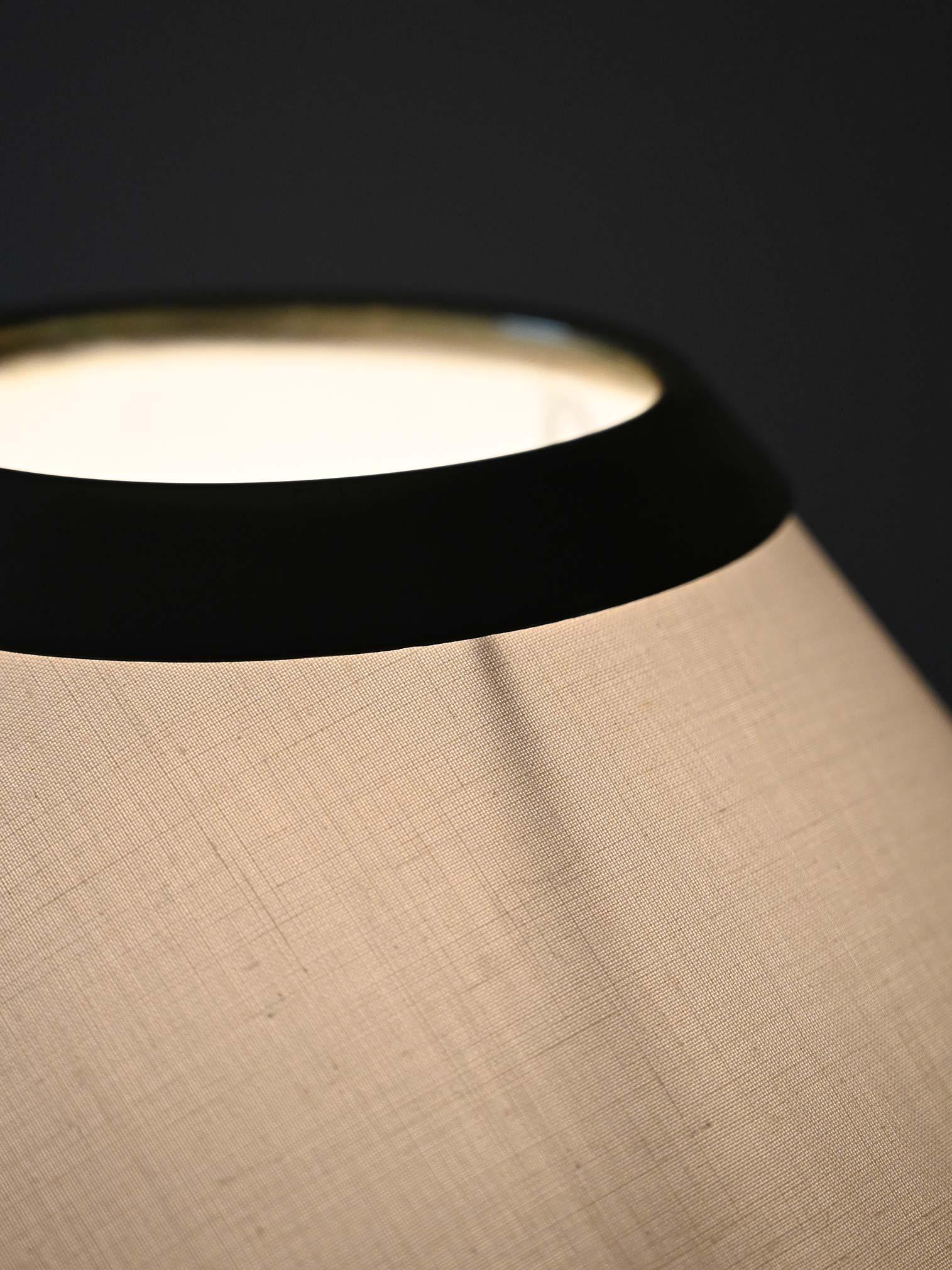 Scandinave moderne Paire de lampadaires scandinaves en laiton en vente