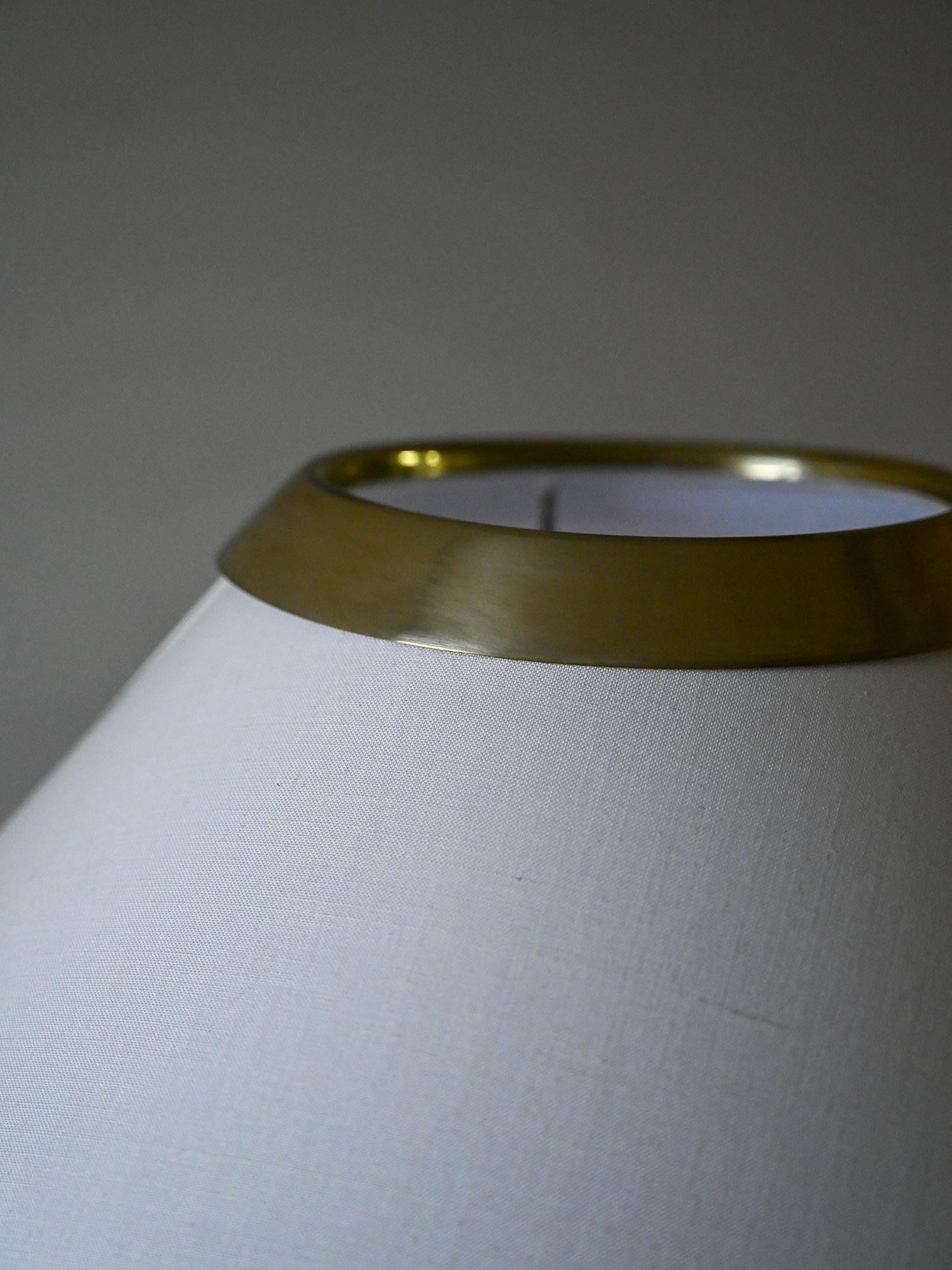 Swedish Paire de lampadaires scandinaves en laiton en vente