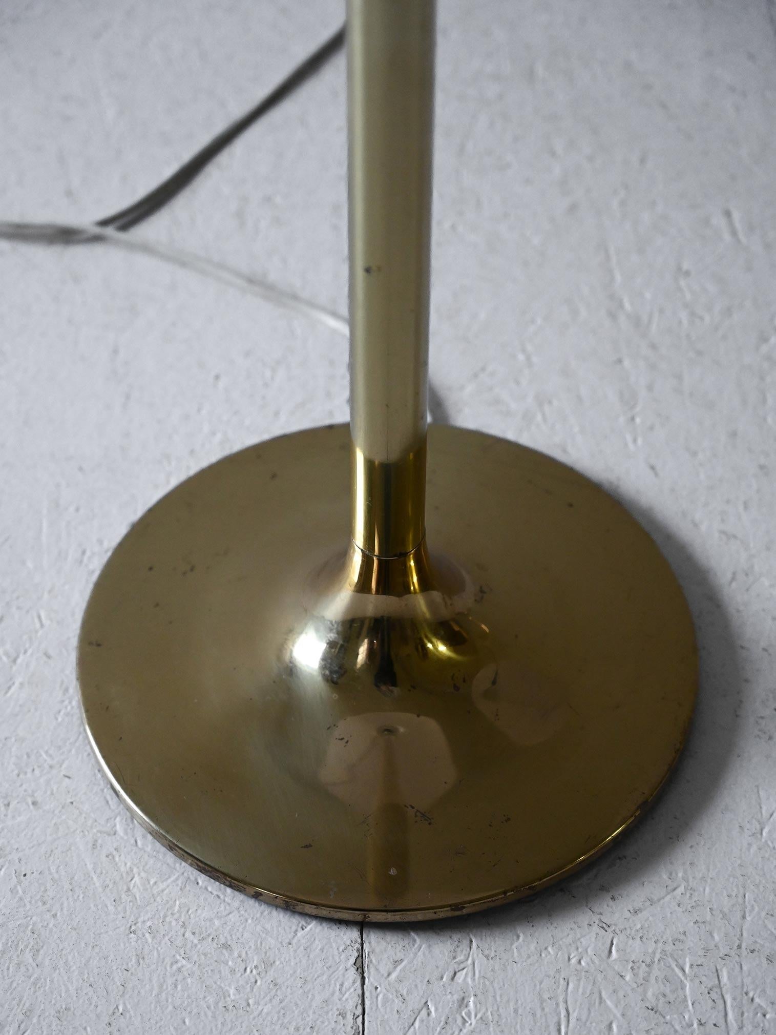 Paire de lampadaires scandinaves en laiton Bon état - En vente à Brescia, IT
