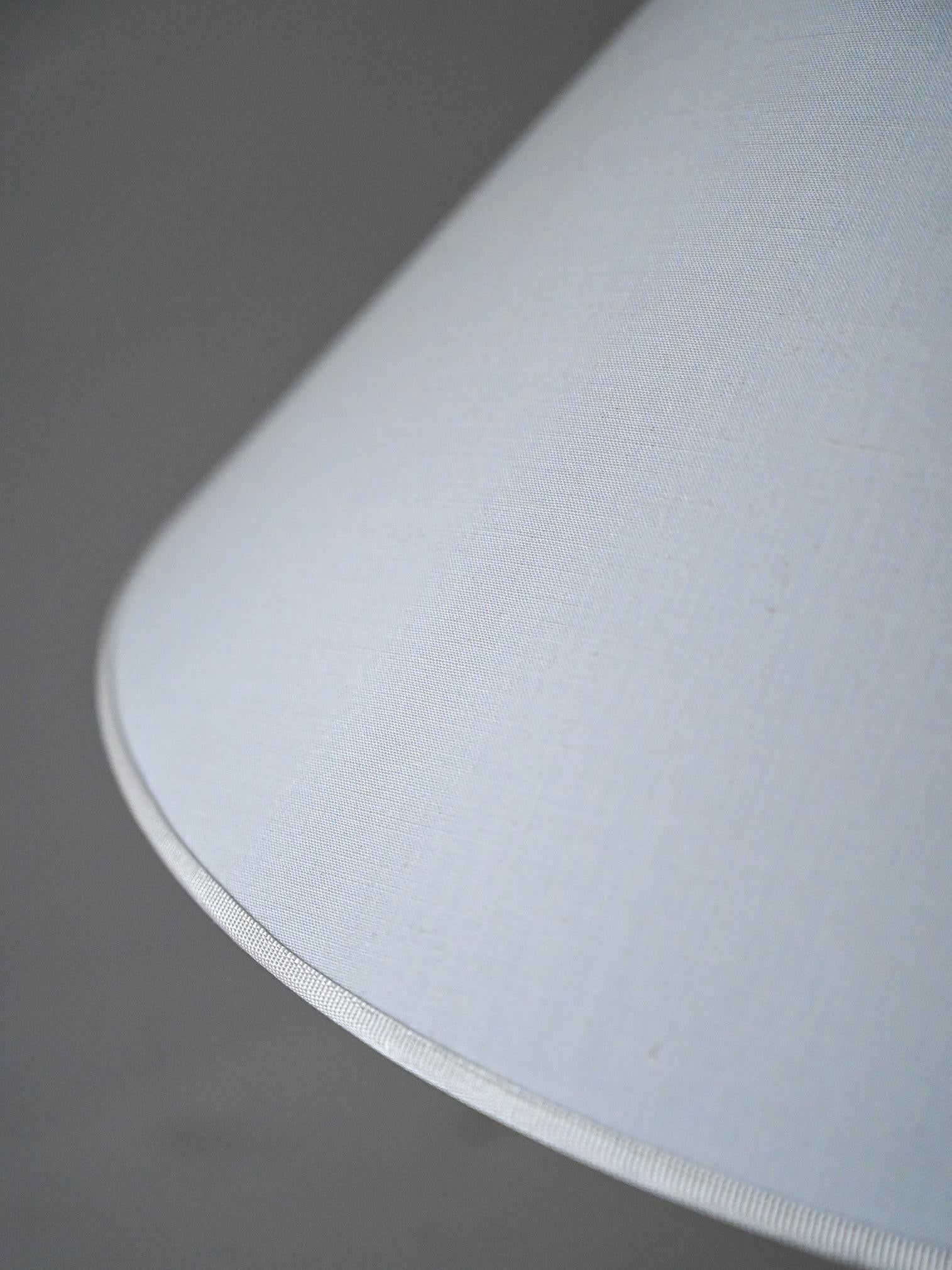 Laiton Paire de lampadaires scandinaves en laiton en vente