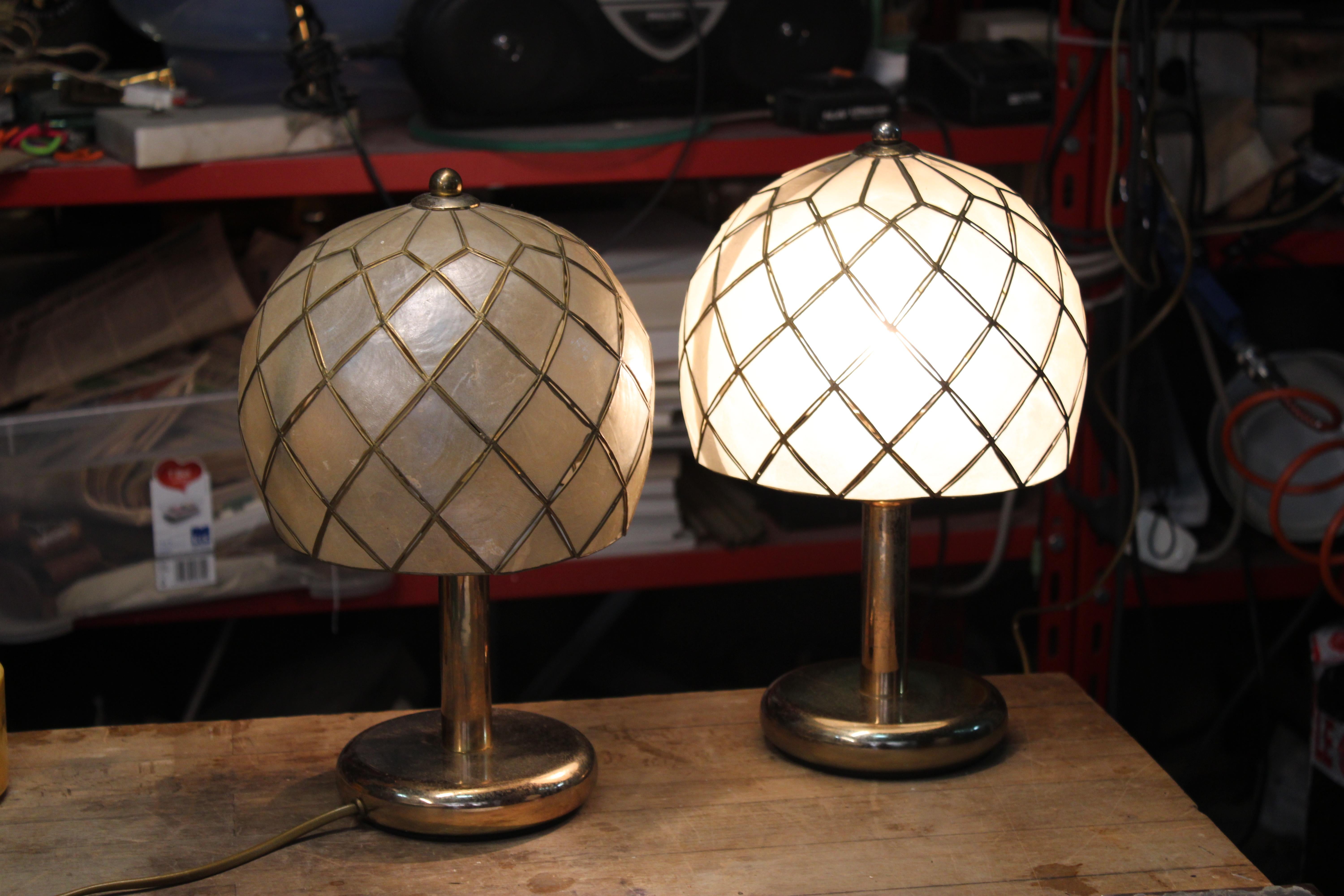 ravissante et élégante paire de lampes de table en laiton et nacre Italie 1970, petite imperfection sur l'une des lampes comme indiqué sur la photo.