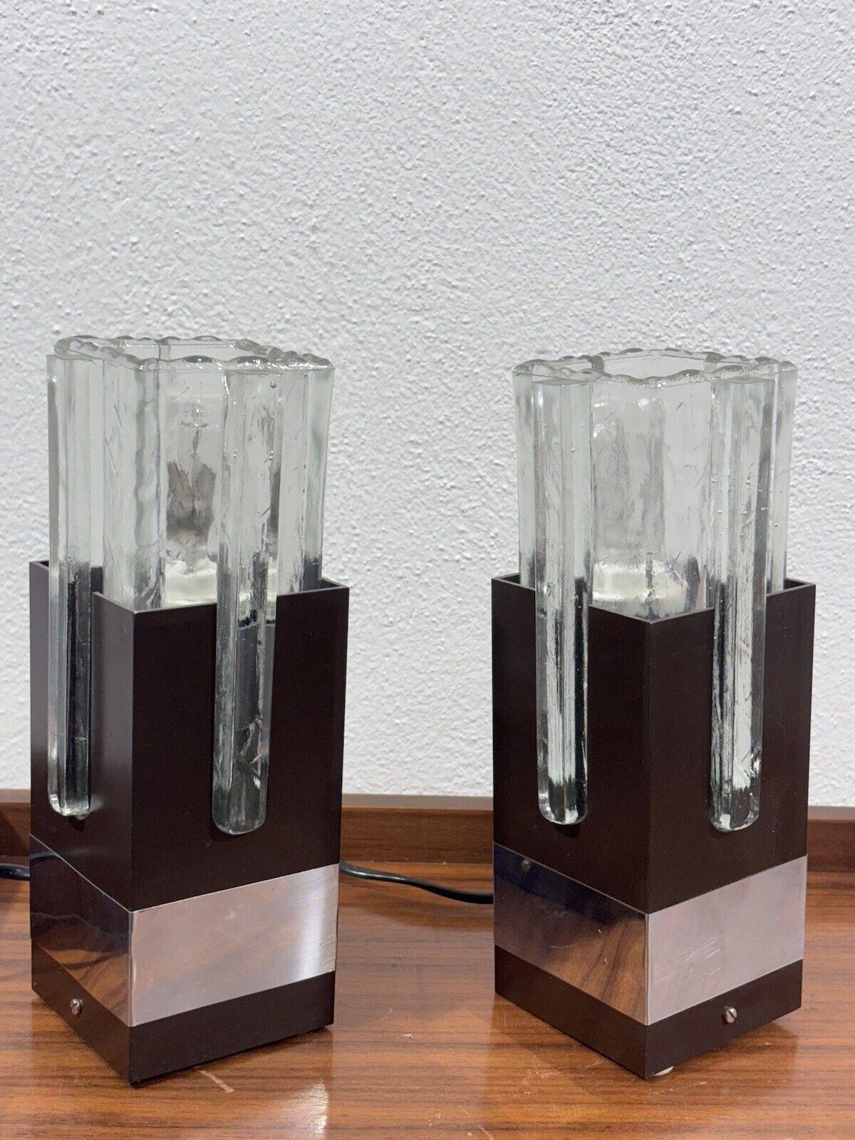Coppia Di Lampade Gaetano Sciolari Per Stilkronen In Metallo E Vetro Design 1970.

Struttura in metallo color marrone e acciaio, diffusori in vetro.

L’articolo è in ottime condizioni conservative, non vi è alcun difetto estetico o strutturale da