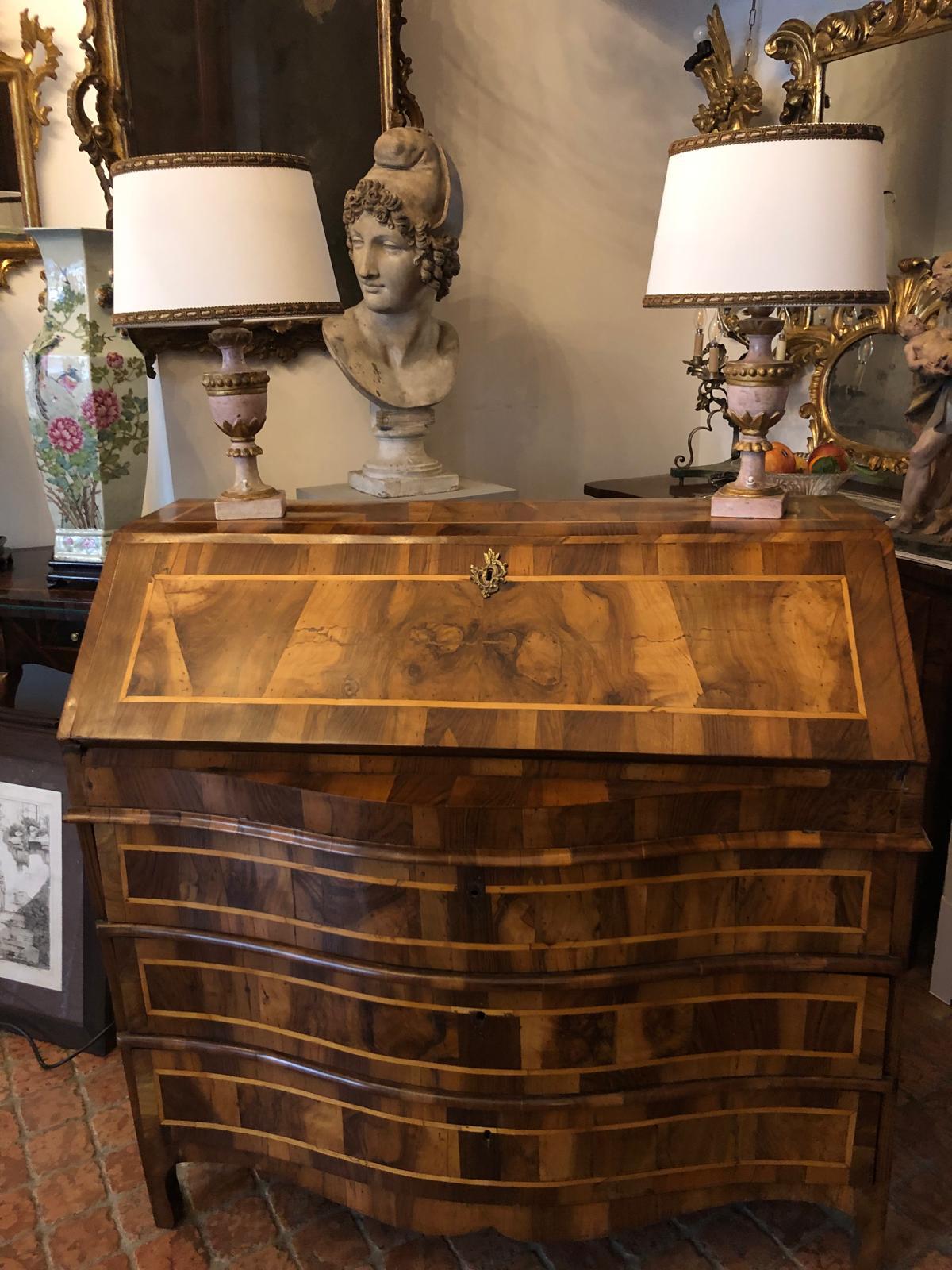 Paar rosa und goldene Empire-Lampen 1800 Italienische holzgeschnitzte Vasen im Angebot 12