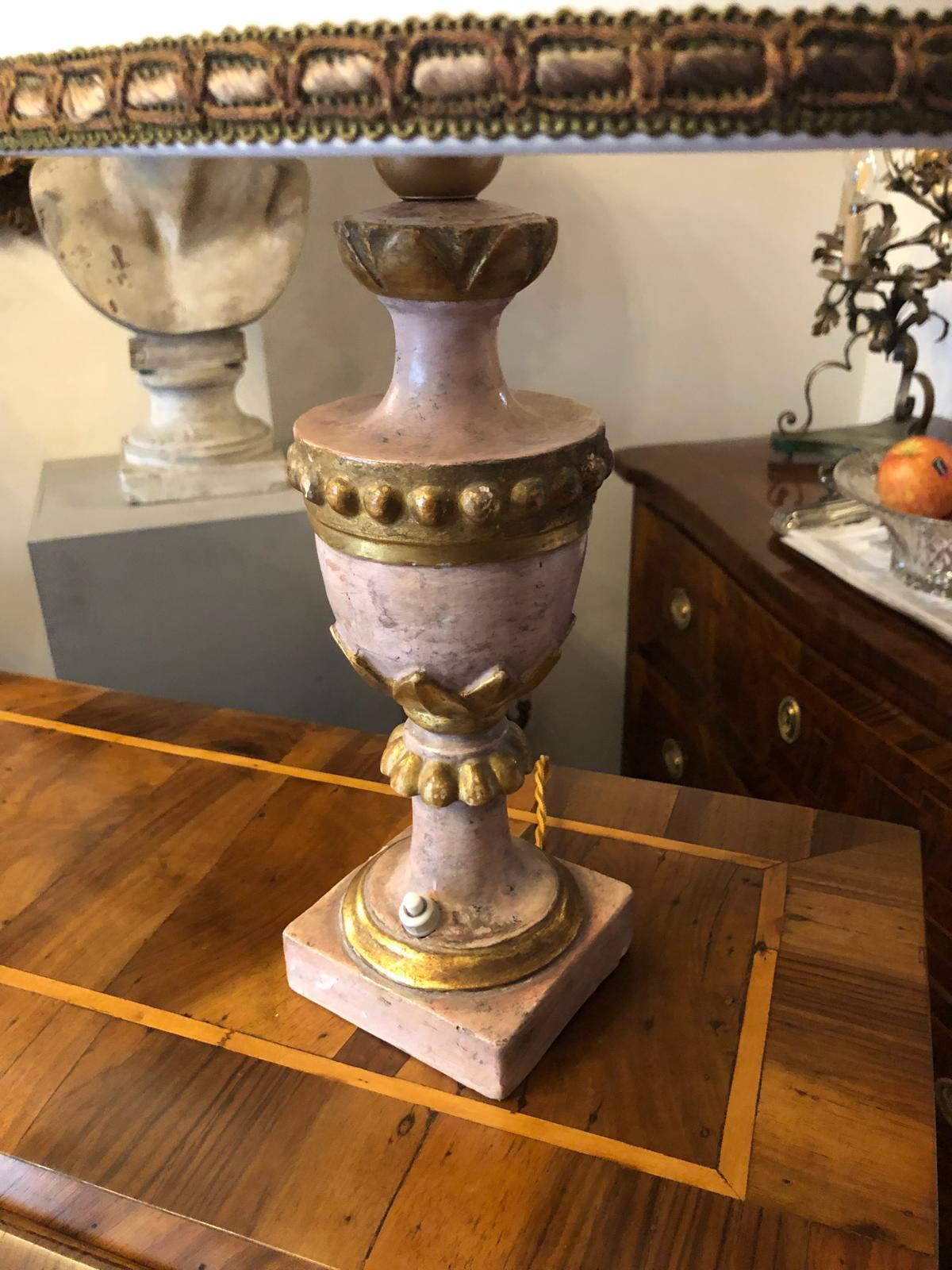 Paar rosa und goldene Empire-Lampen 1800 Italienische holzgeschnitzte Vasen (Italian) im Angebot