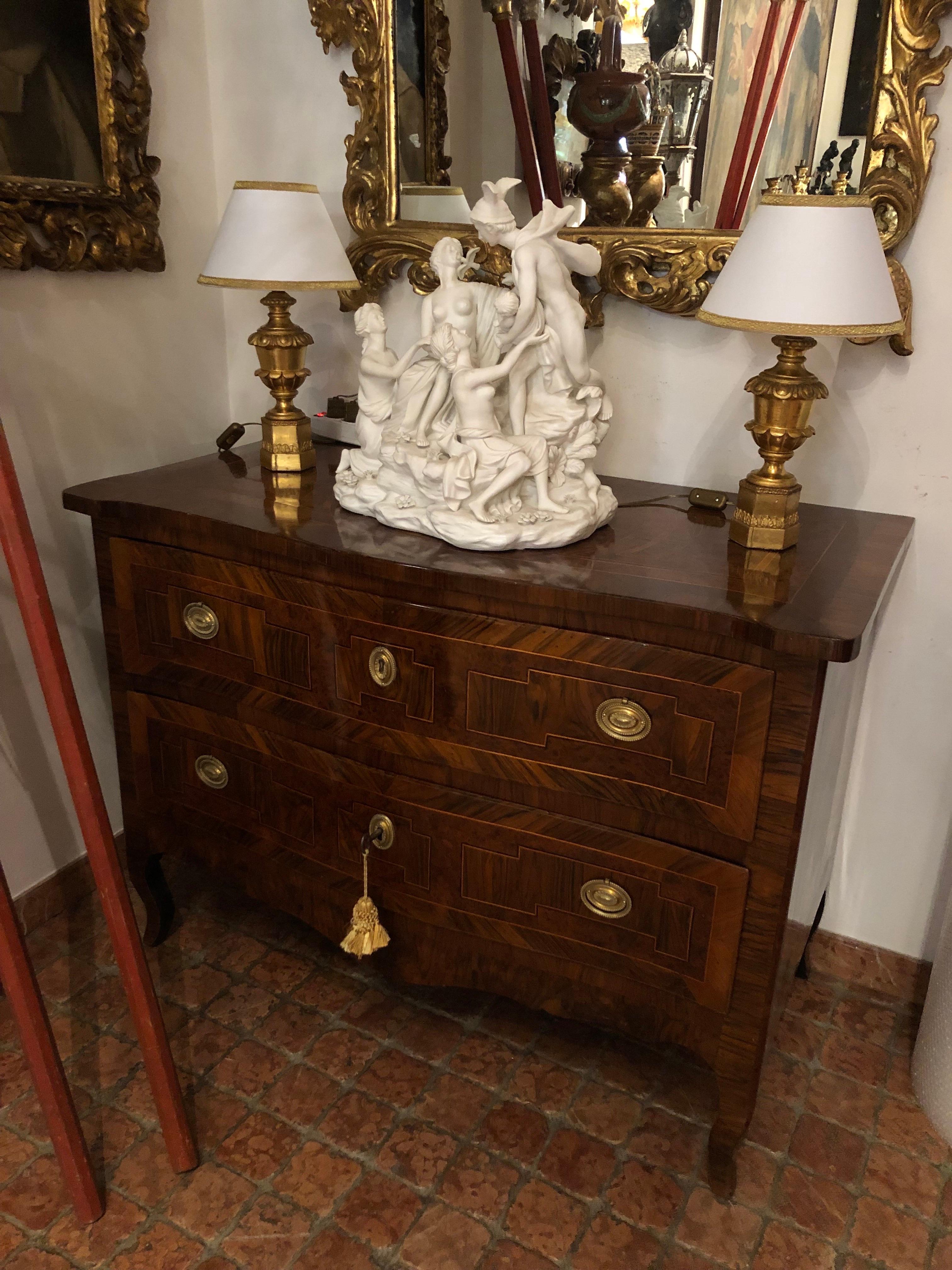 Pareja de lámparas imperio italianas doradas del siglo XIX en madera tallada Tallado a mano en venta