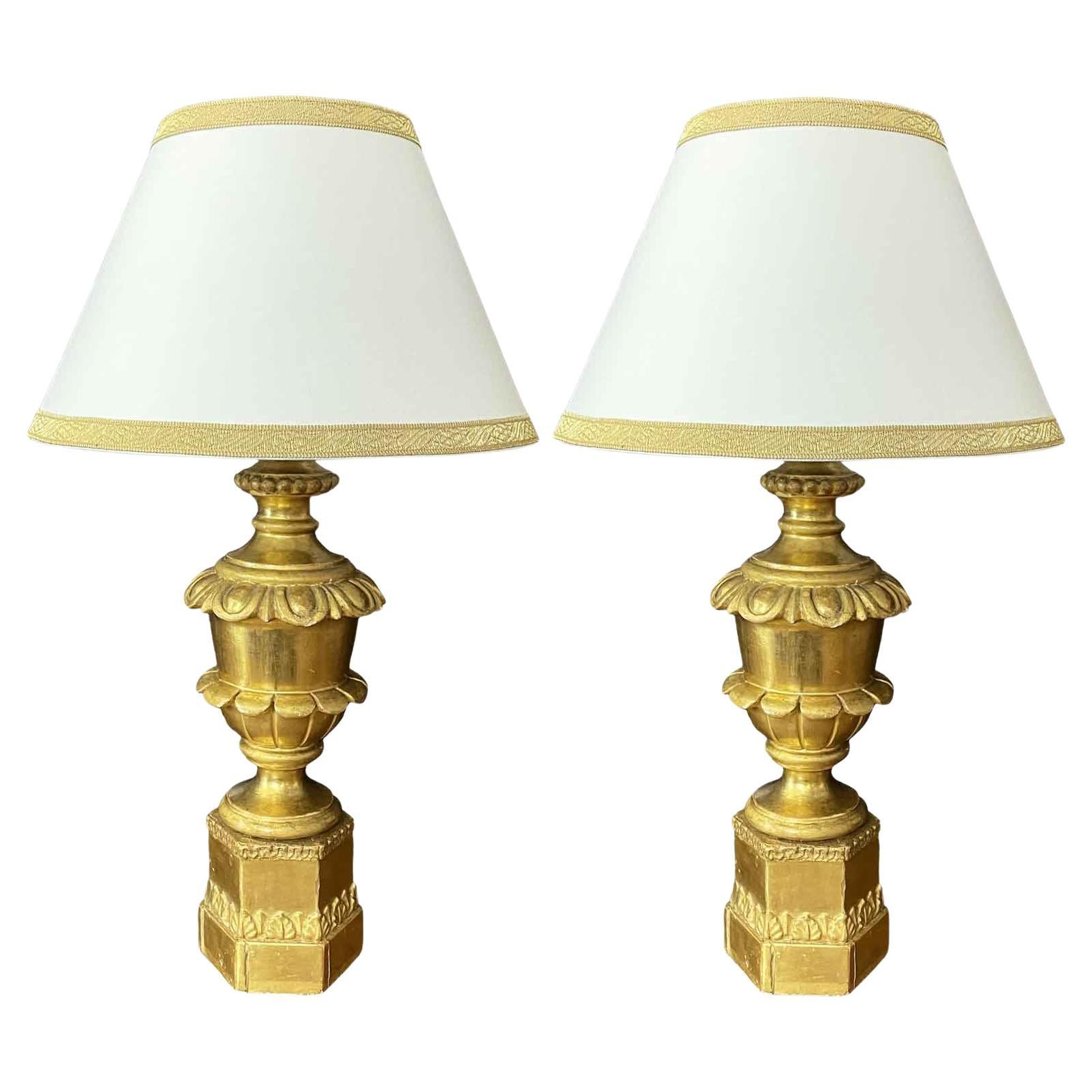 Pareja de lámparas imperio italianas doradas del siglo XIX en madera tallada en venta