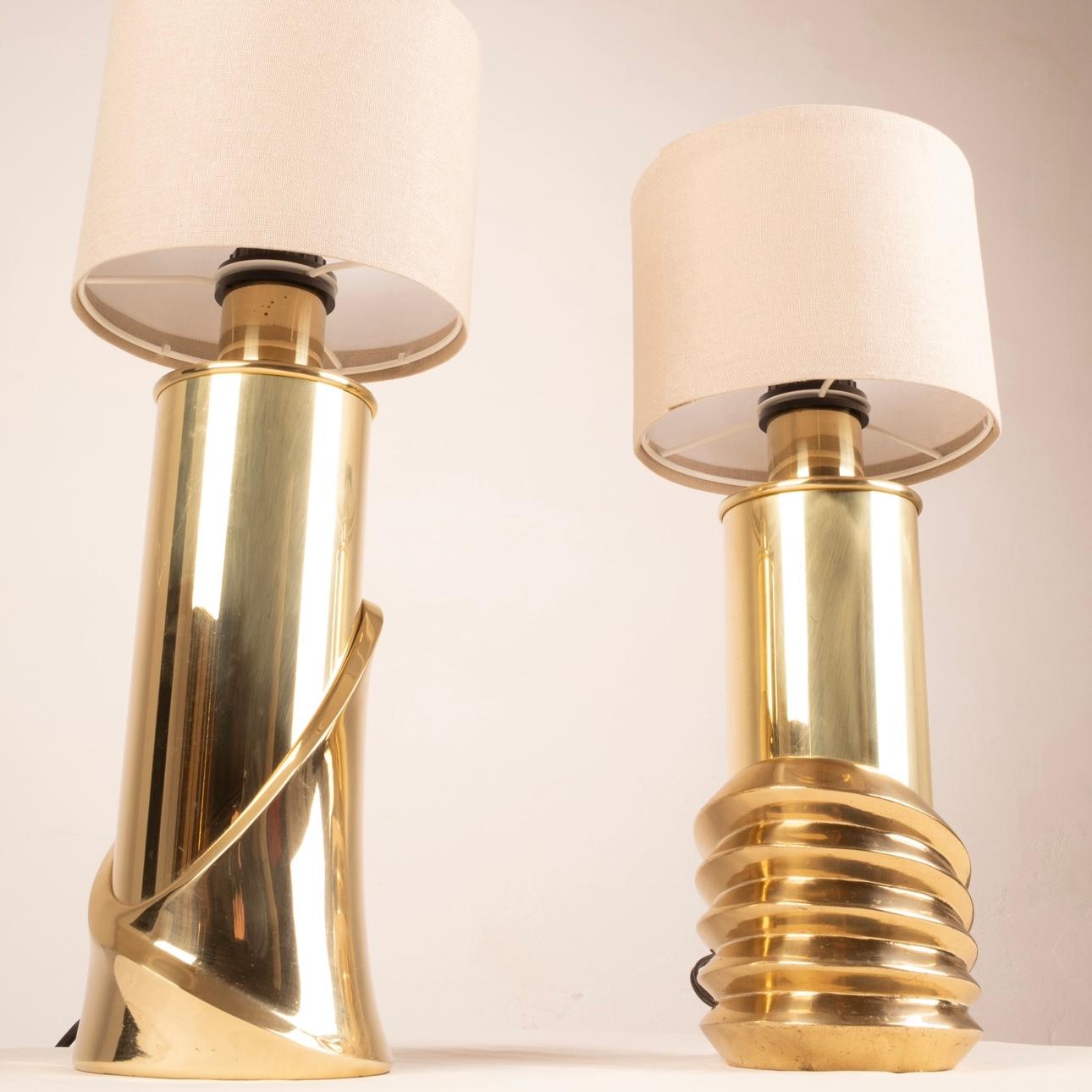 Elegant pair of brass table lamps signed by renowned designer Luciano Frigerio for the illustrious Frigerio brand of Desio in the 1970s.
These lamps, in excellent condition, feature two different designs but belong to the same series. 
Discover the