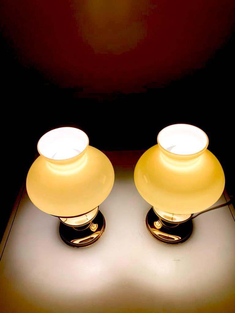 Italian Paire de  Lampes de table Art Déco en laiton et opaline en vente
