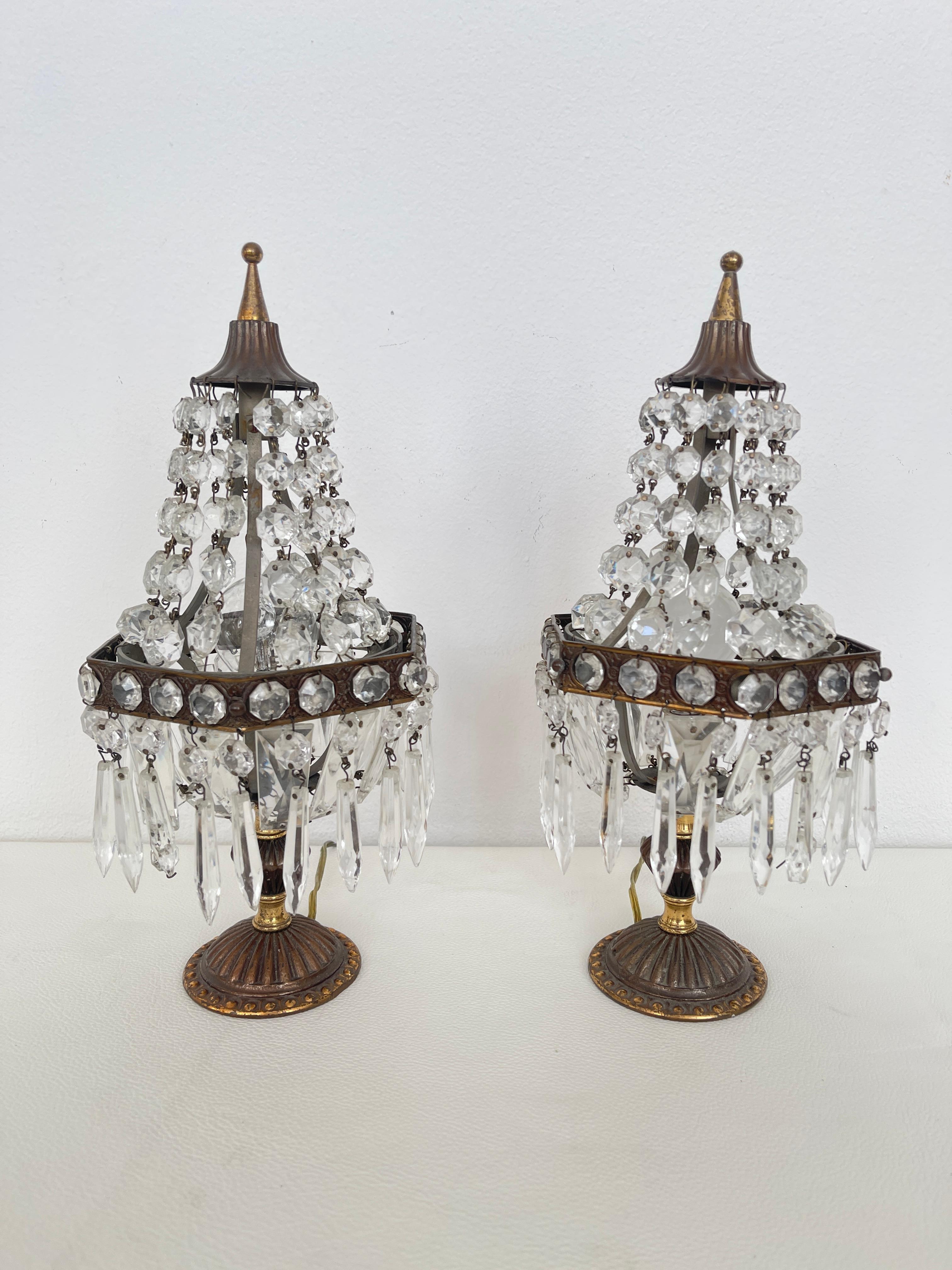 Un par de lámparas de estilo clásico es perfecto para quienes buscan un toque de lujo y sofisticación en su hogar. Cada araña está adornada con cristales transparentes que reflejan la luz maravillosamente, creando llamativos y fascinantes juegos de