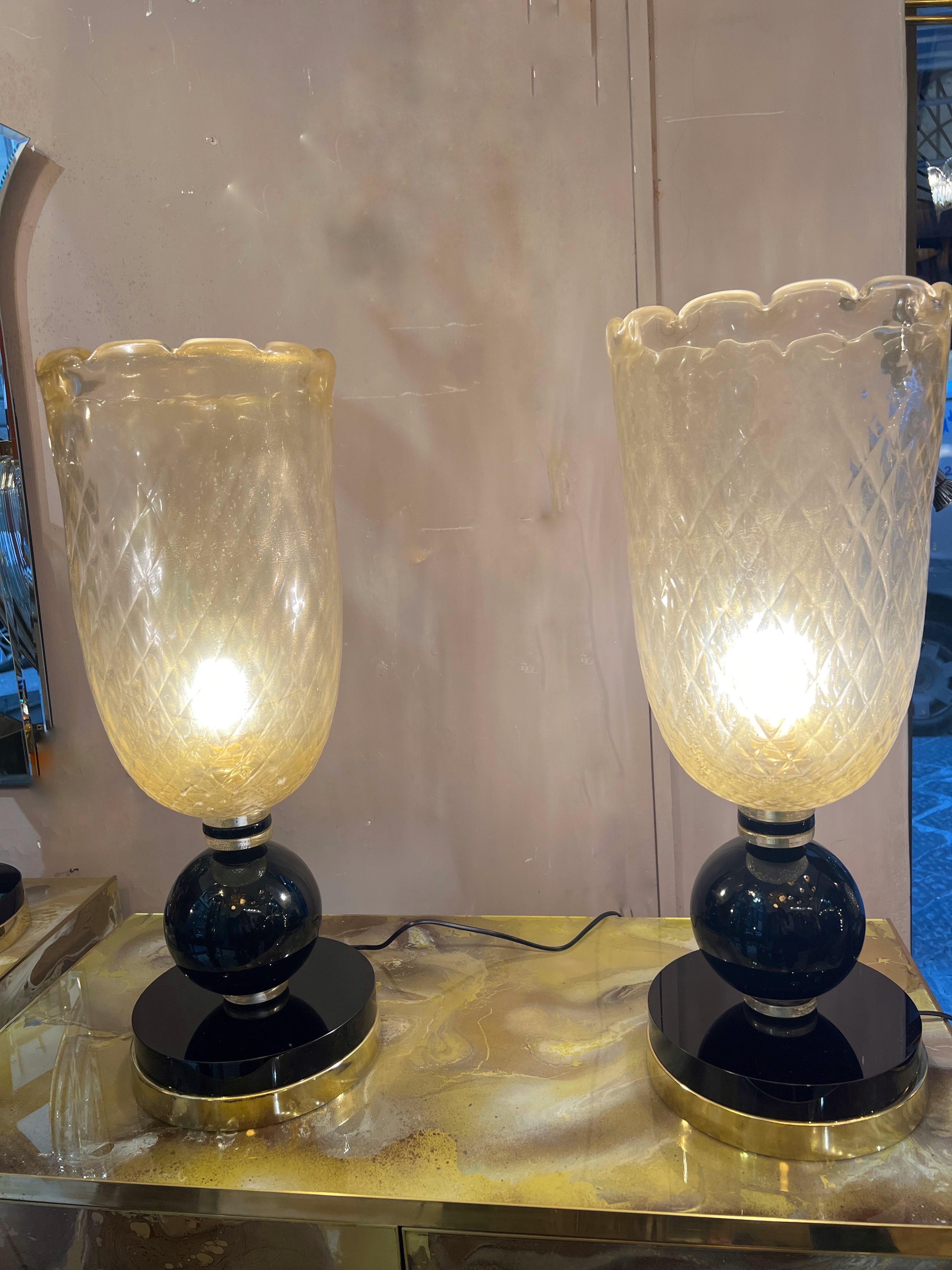 Mid-Century Modern Coppia di lampade in vetro di Murano oro con base nera, 1940 For Sale