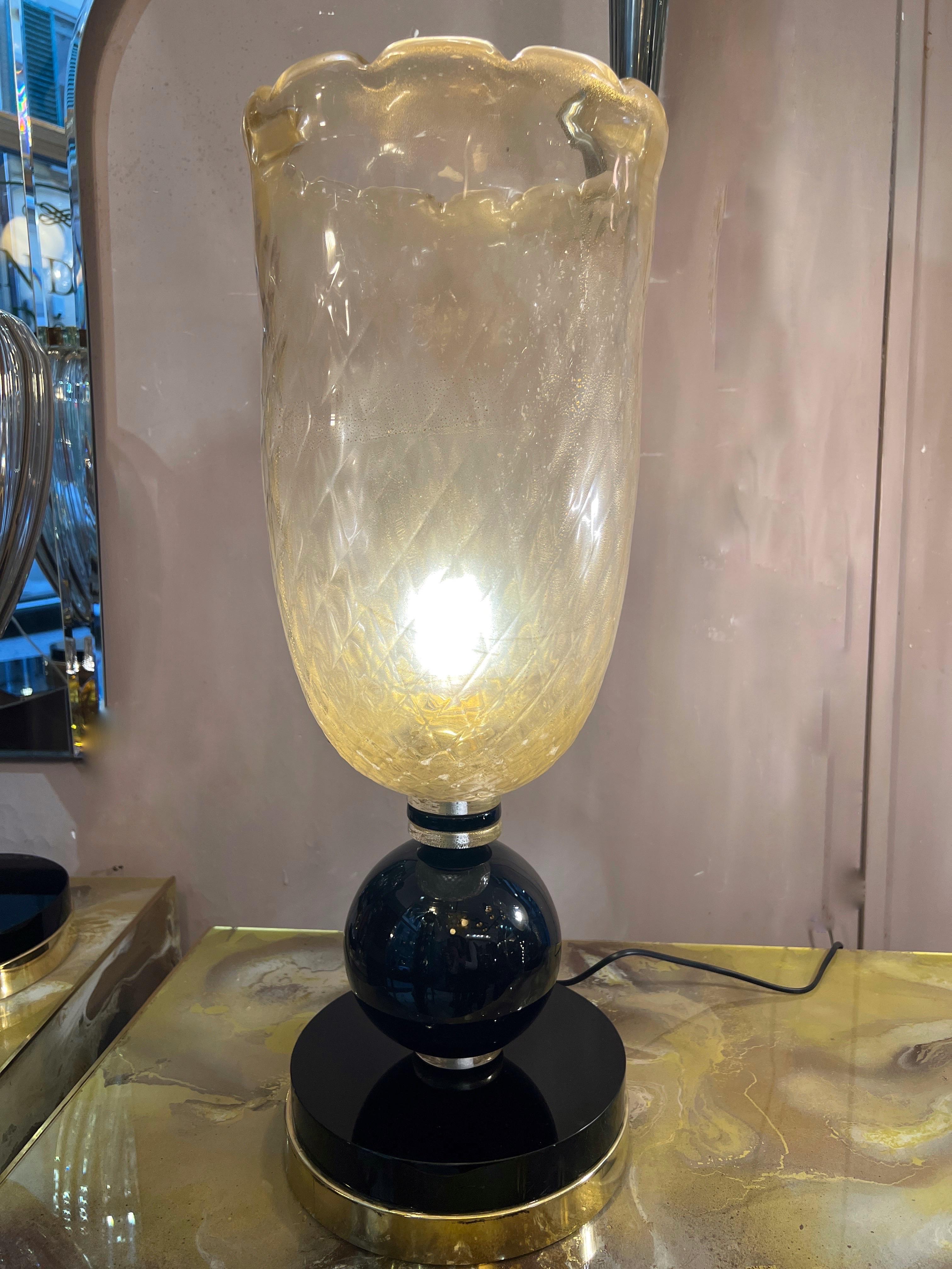 Italian Coppia di lampade in vetro di Murano oro con base nera, 1940 For Sale