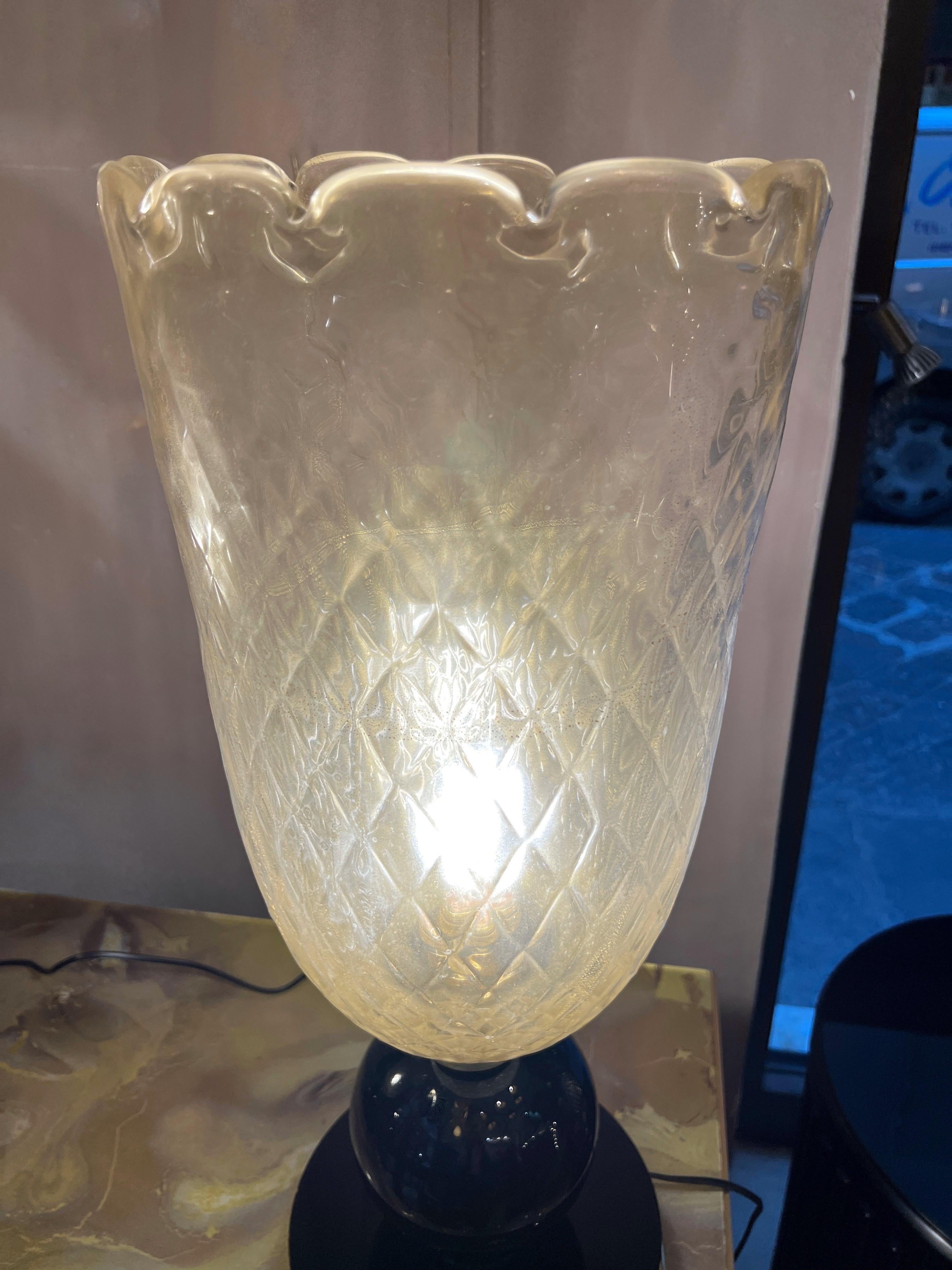 Coppia di lampade in vetro di Murano oro con base nera, 1940 In Excellent Condition For Sale In Florence, IT