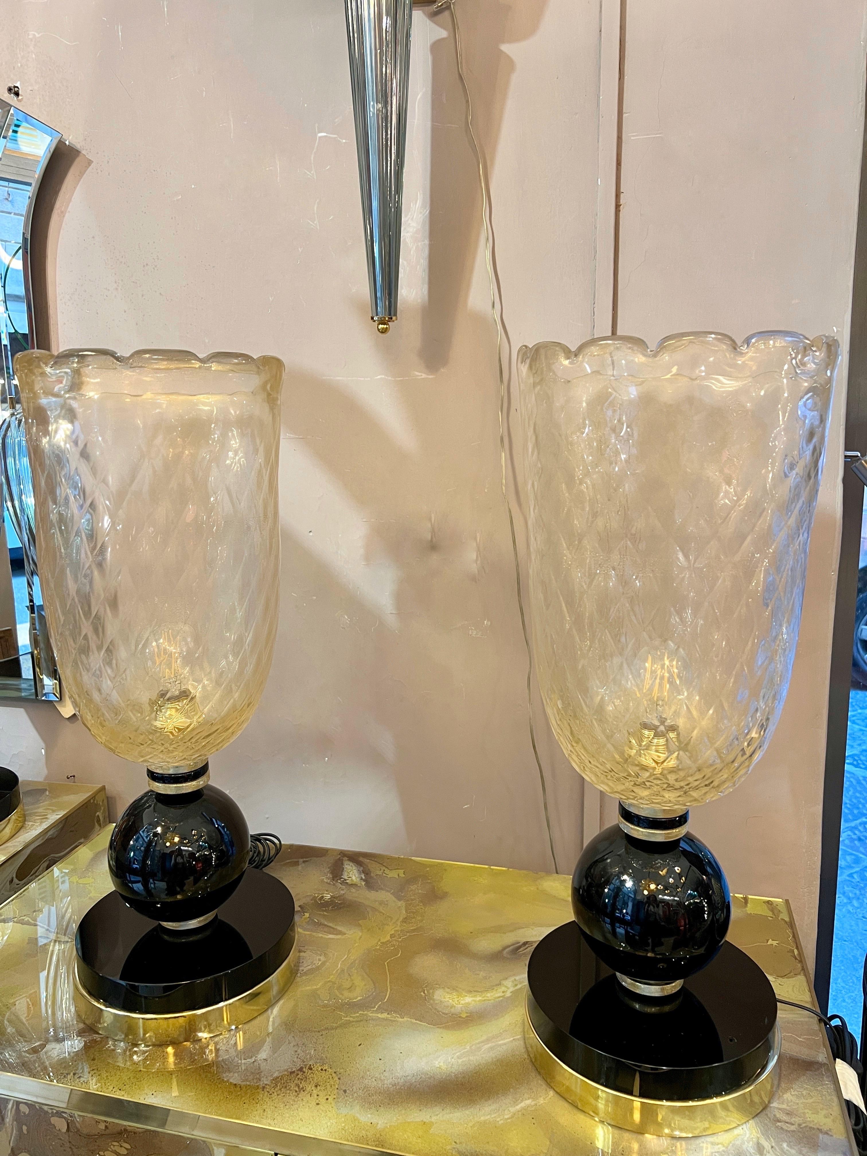 20th Century Coppia di lampade in vetro di Murano oro con base nera, 1940 For Sale