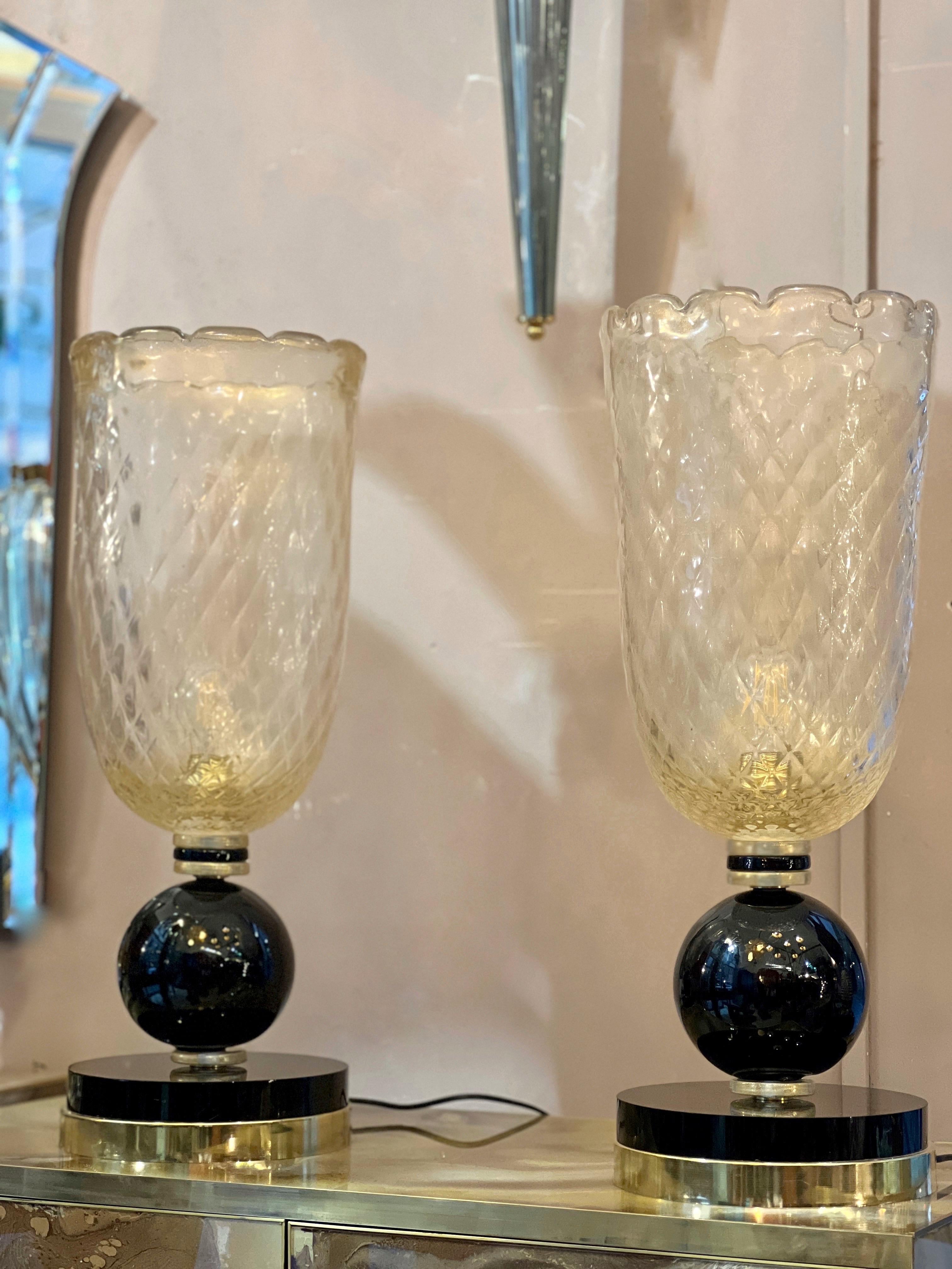 Brass Coppia di lampade in vetro di Murano oro con base nera, 1940