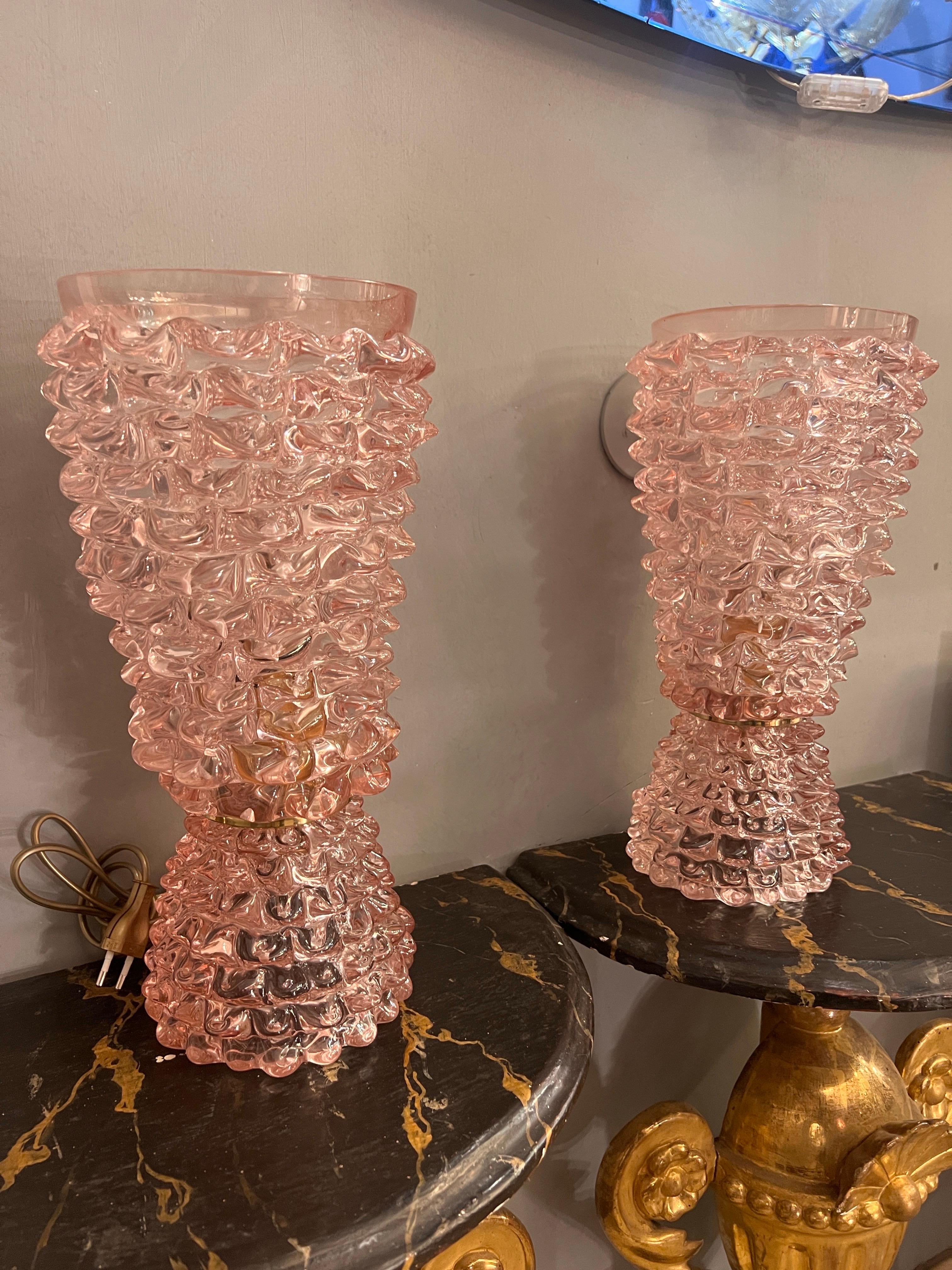 Coppia di lampade vintage in vetro di Murano Rostrato rosa in stile Barovier.
La rostratura del vetro è una particolare tecnica in cui il vetro veniva tirato a caldo con delle pinze per formare delle punte o rostri.
Ottime condizioni Vintage.
Una