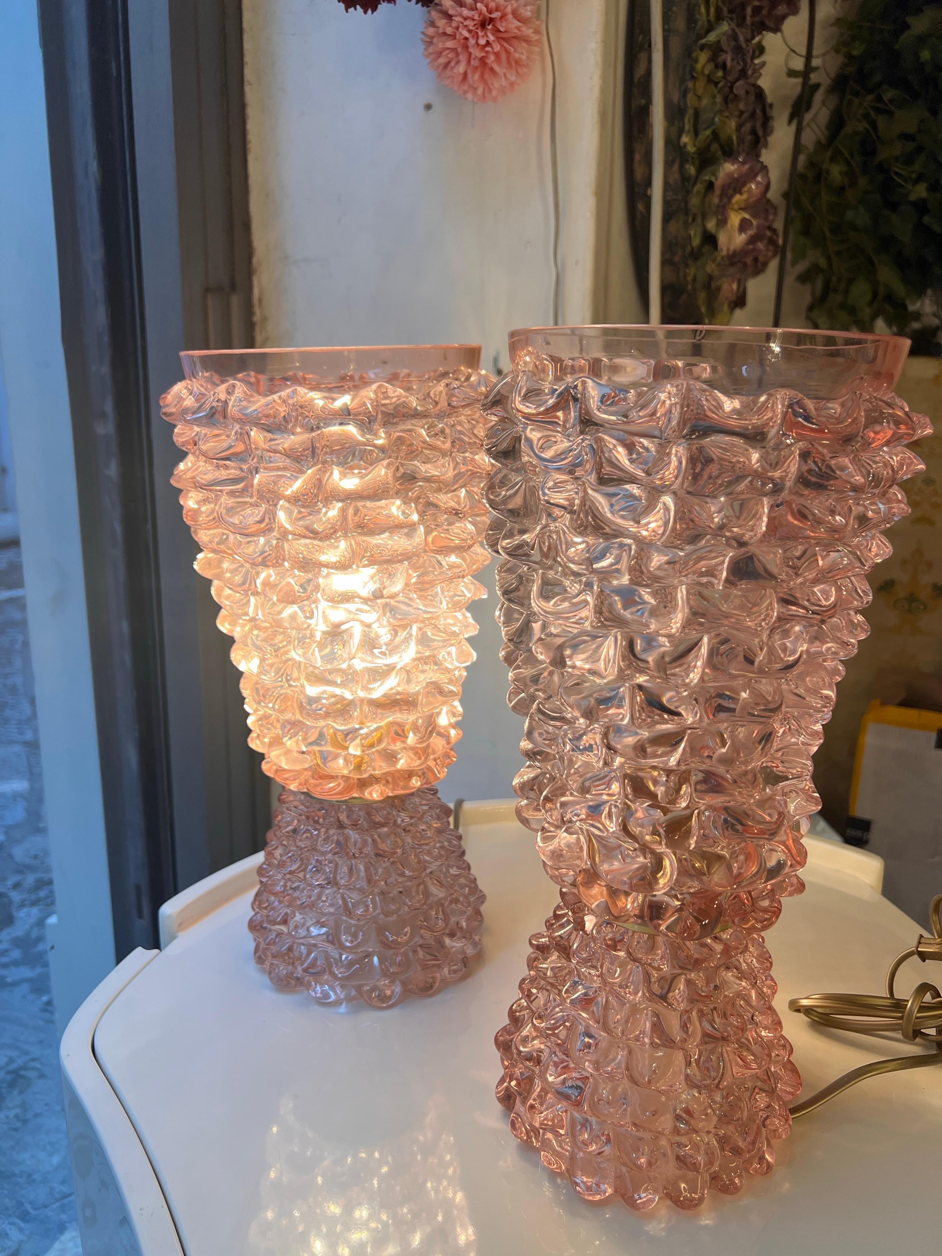 Brass Coppia di Lampade in Vetro di Murano Rostrato Rosa Stile Barovier 1970 For Sale