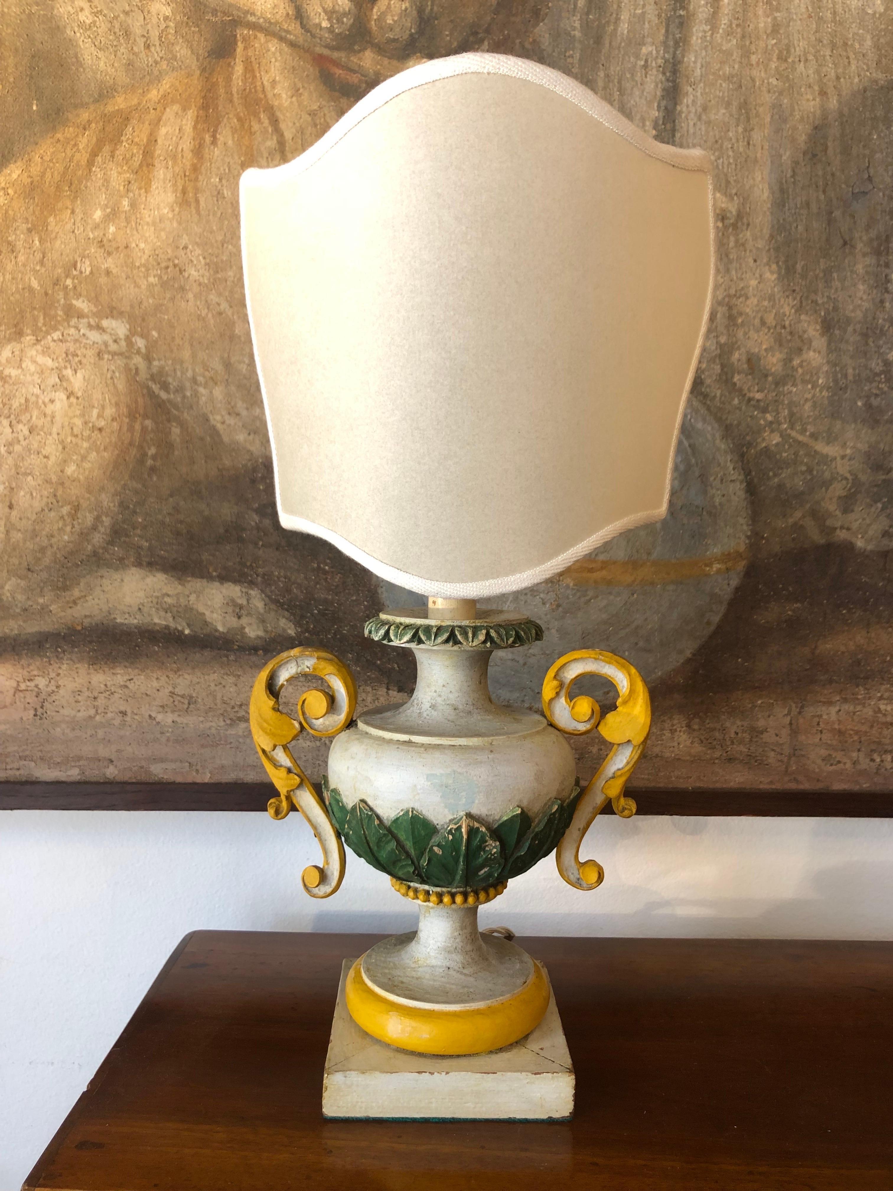 Paire de lampes de chevet italiennes 1800 urnes sculptées et laquées dans des tons de gris, vert et ocre avec un abat-jour en forme de bouclier, utilisant comme bases deux porte-palmiers antiques laqués dans des tons d'ocre et de vert dans