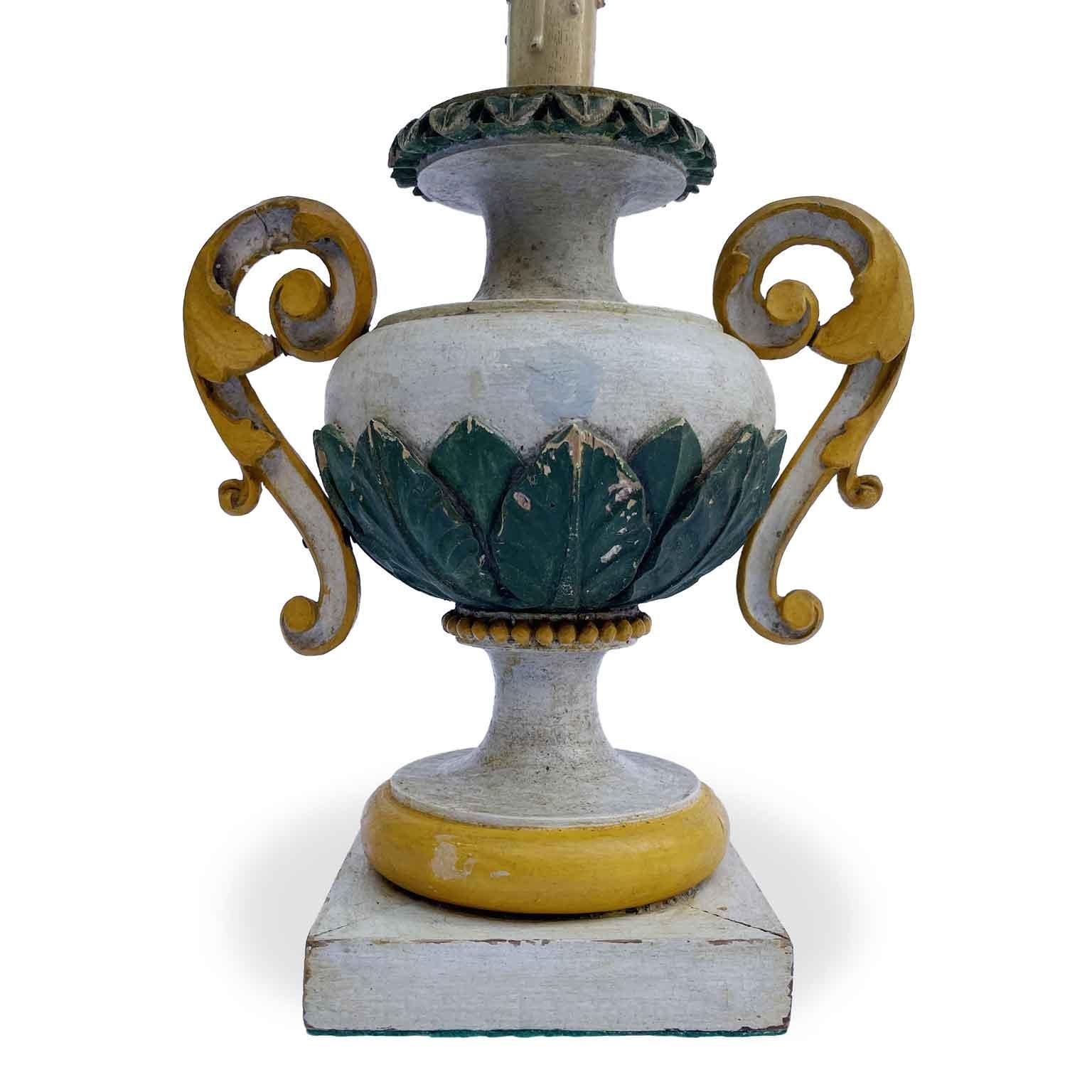 Paar italienische 1800 lackierte Lampen in Grau Grün und Ocker Schild Fan (Barock) im Angebot