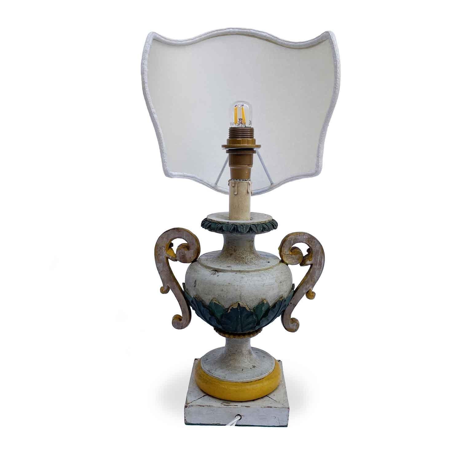 Paar italienische 1800 lackierte Lampen in Grau Grün und Ocker Schild Fan (Handgeschnitzt) im Angebot