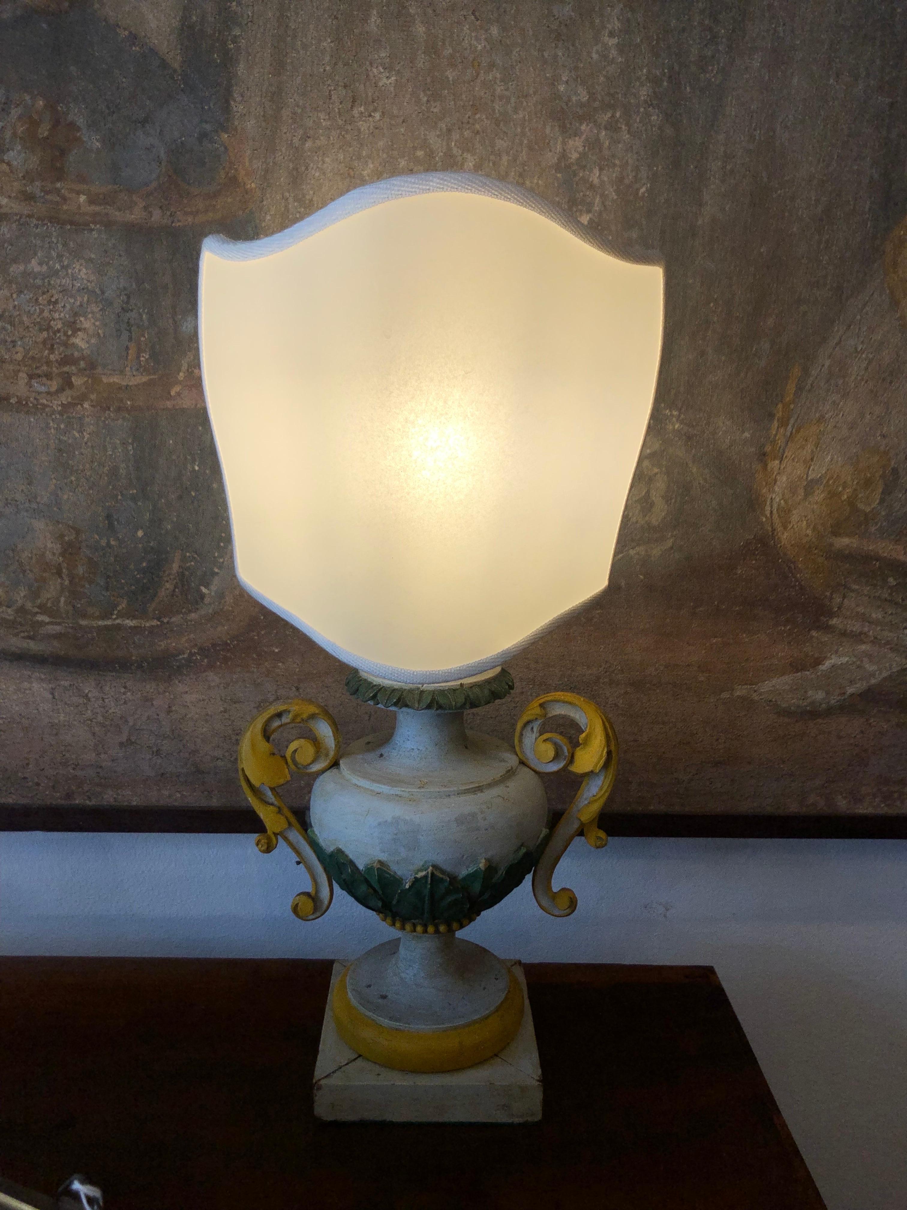 Paar italienische 1800 lackierte Lampen in Grau Grün und Ocker Schild Fan im Angebot 1