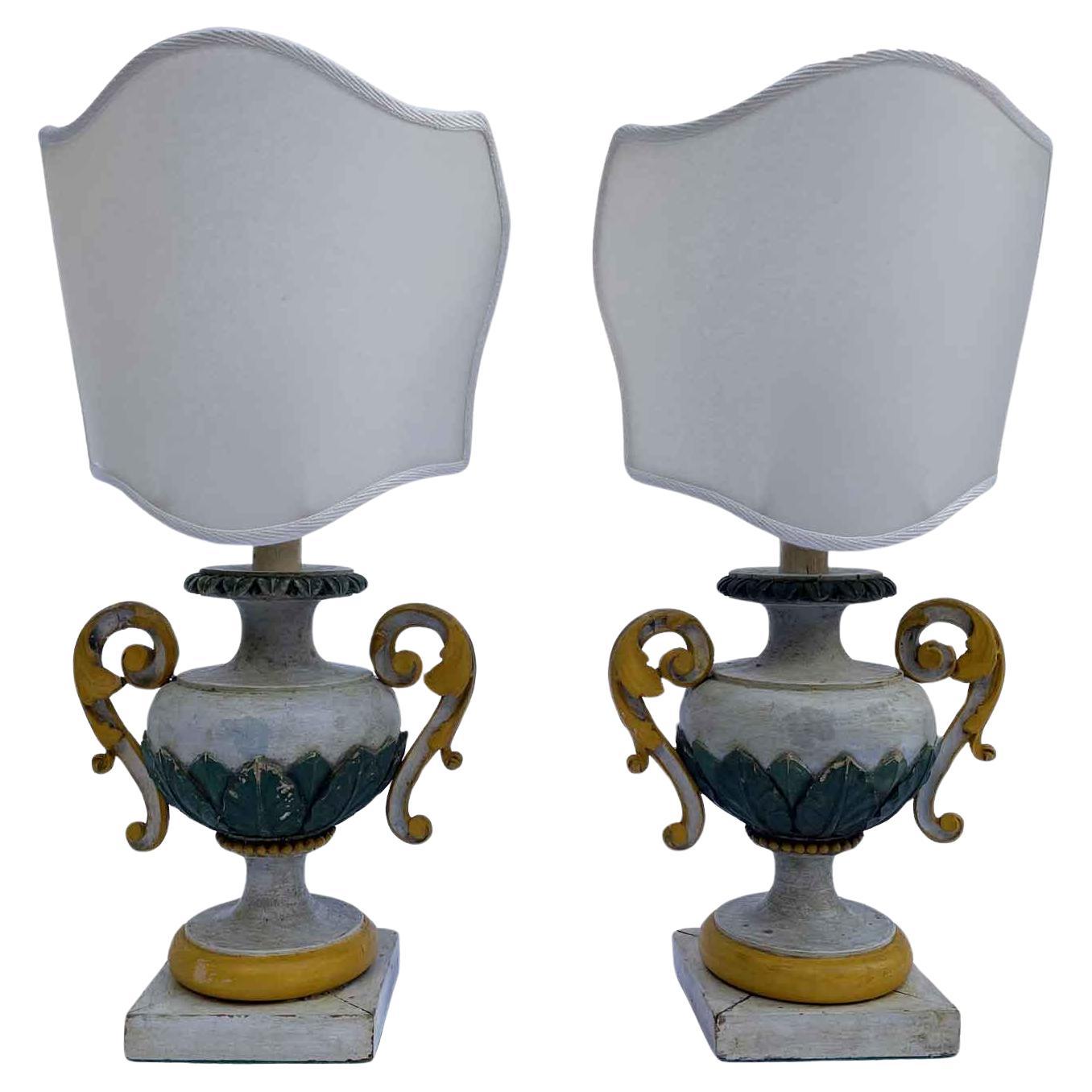 Paire de lampes italiennes laquées de 1800 en gris, vert et ocre, éventail en forme de bouclier en vente