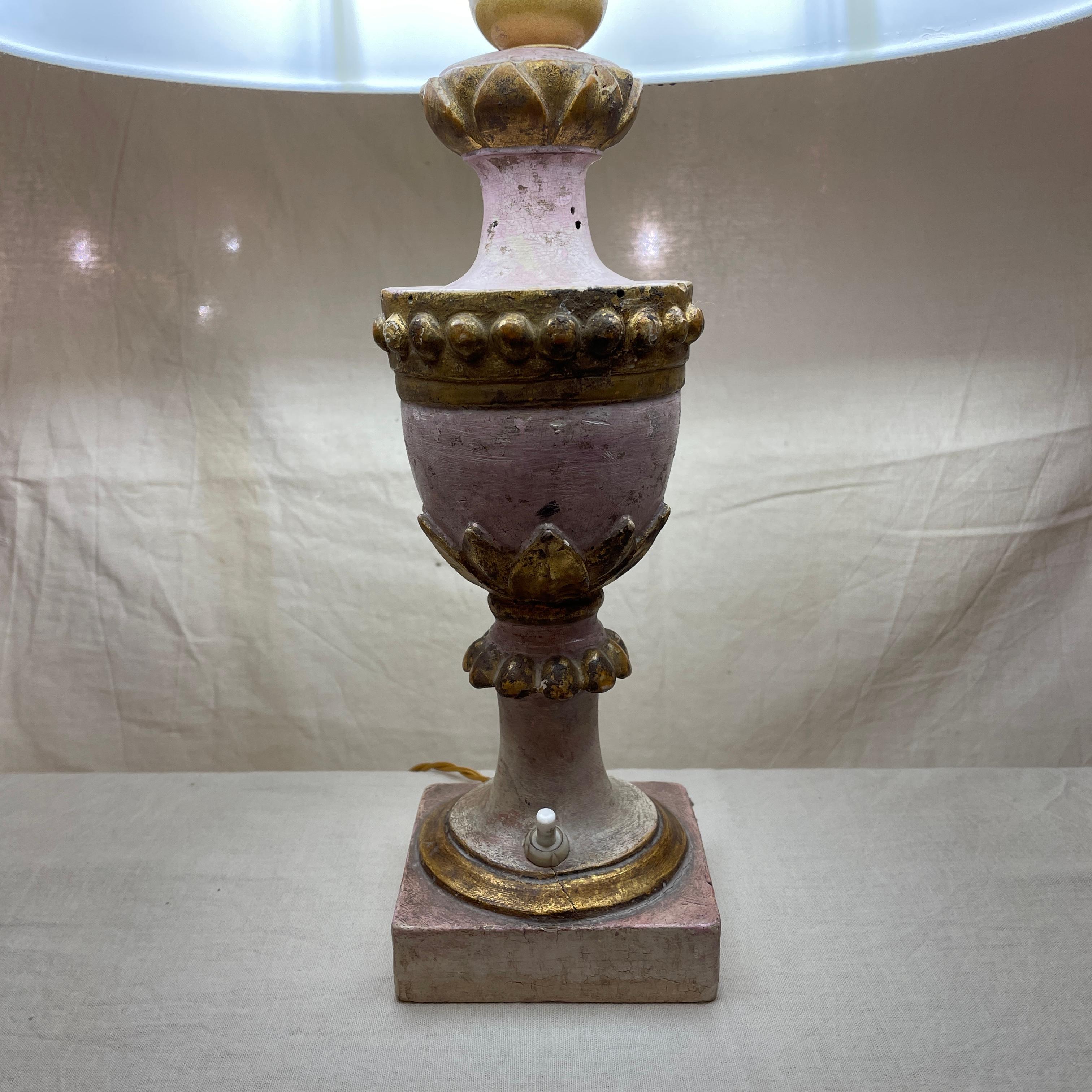 Paar rosa und goldene Empire-Lampen 1800 Italienische holzgeschnitzte Vasen im Angebot 4