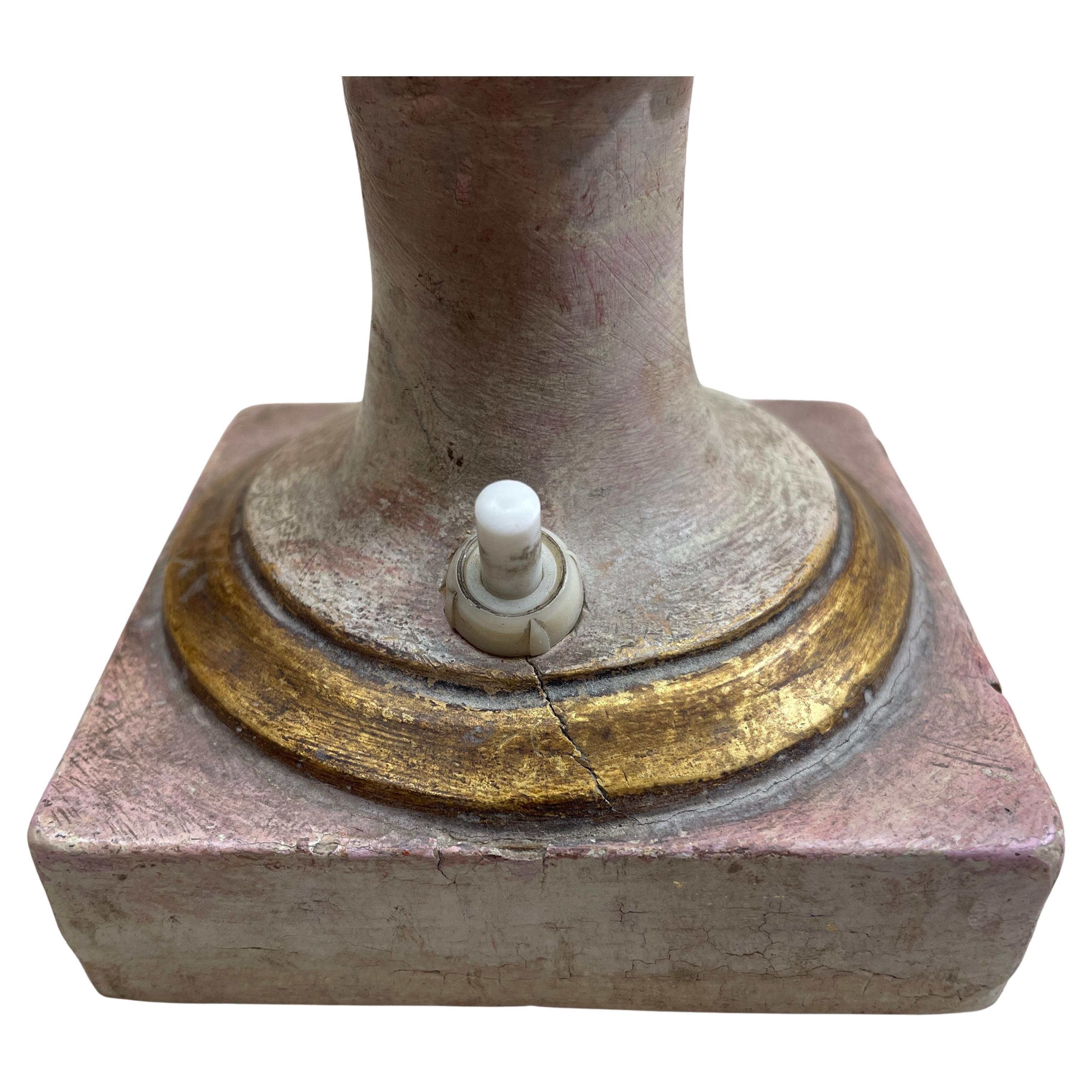 Paar rosa und goldene Empire-Lampen 1800 Italienische holzgeschnitzte Vasen (Holz) im Angebot