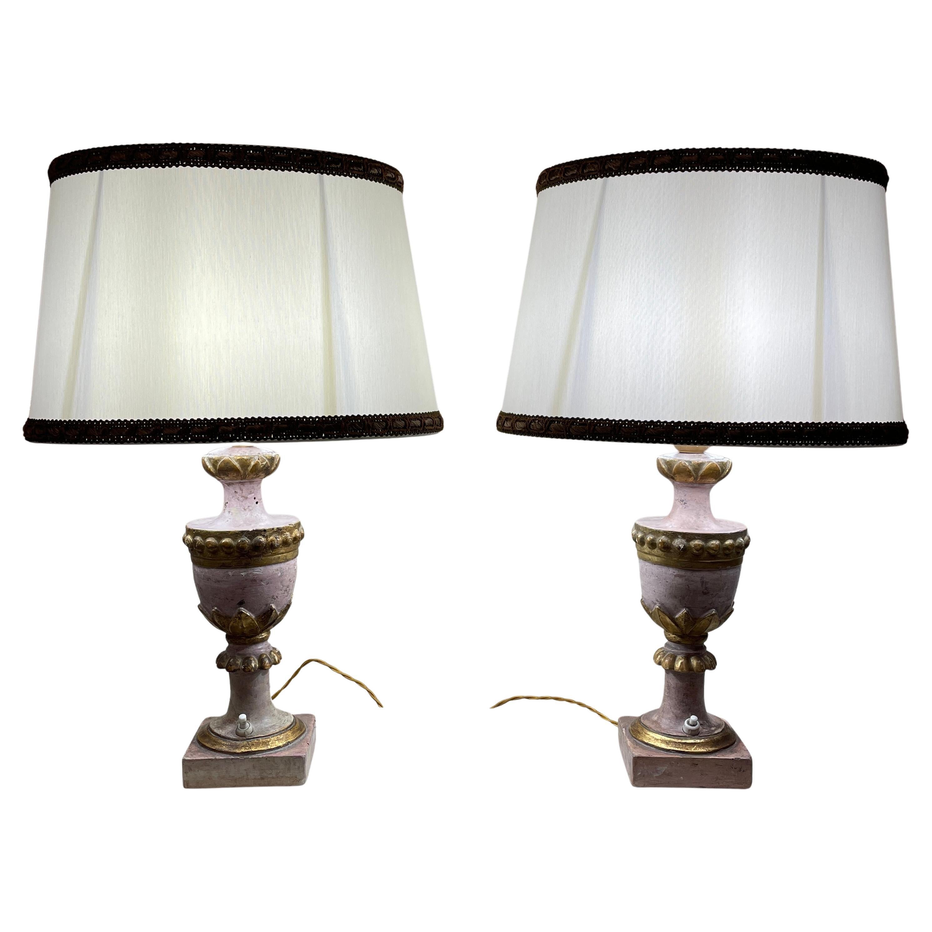 Paar rosa und goldene Empire-Lampen 1800 Italienische holzgeschnitzte Vasen im Angebot 3