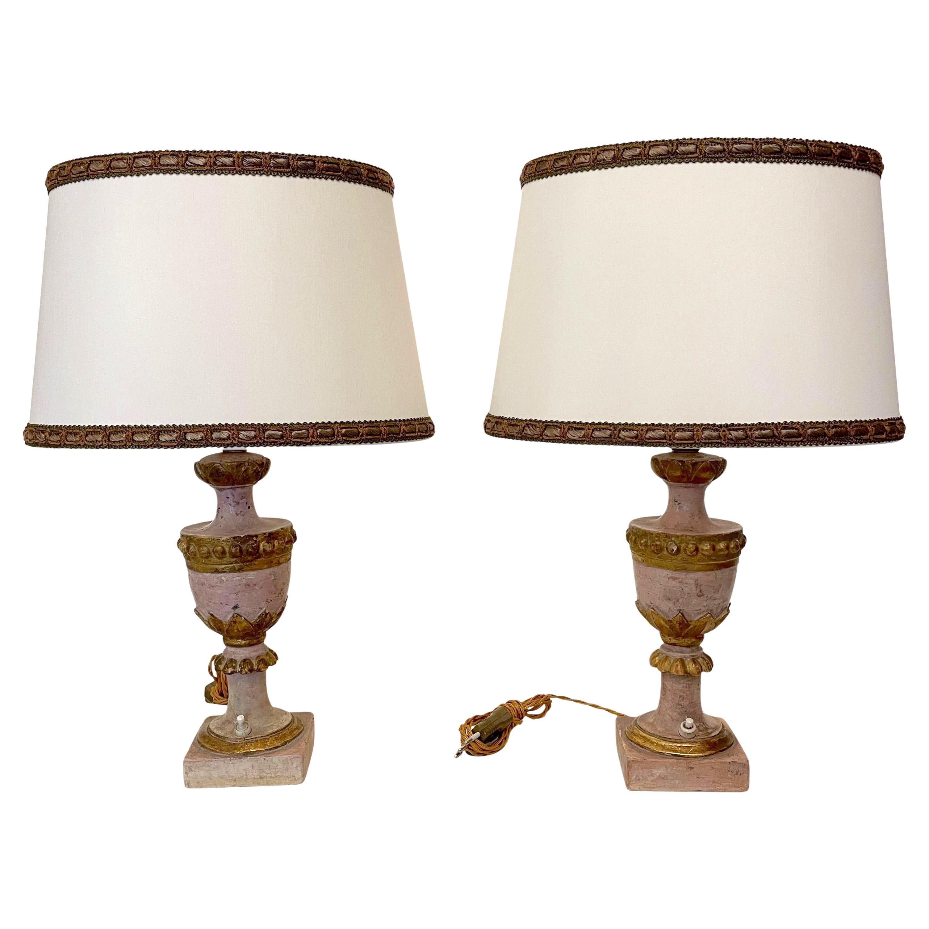 Paar rosa und goldene Empire-Lampen 1800 Italienische holzgeschnitzte Vasen im Angebot